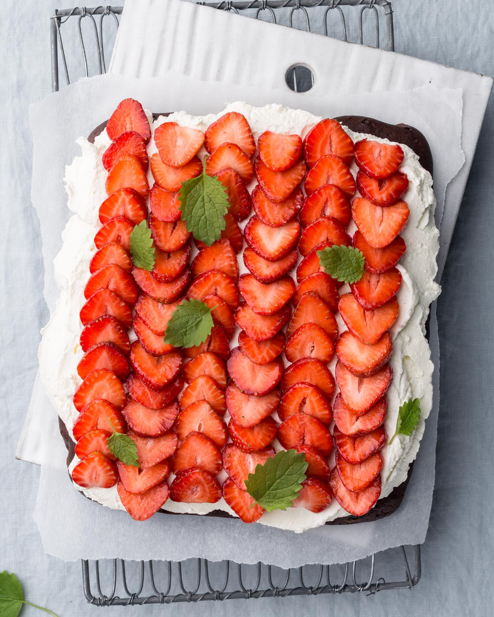 Kakao-Biskuit mit Creme und Erdbeeren