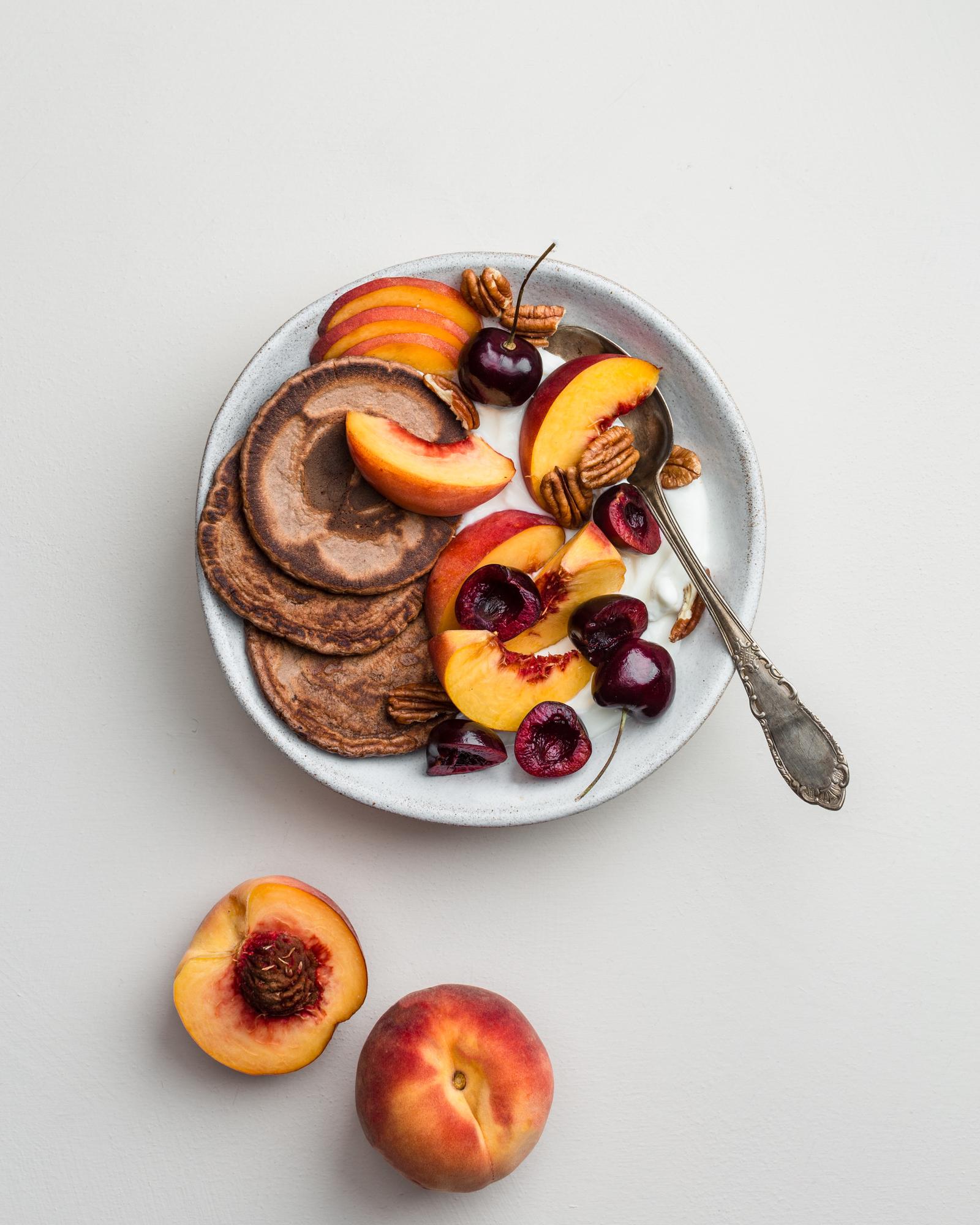 Kakao-Pfannkuchen mit Pfirsich und Kirschen