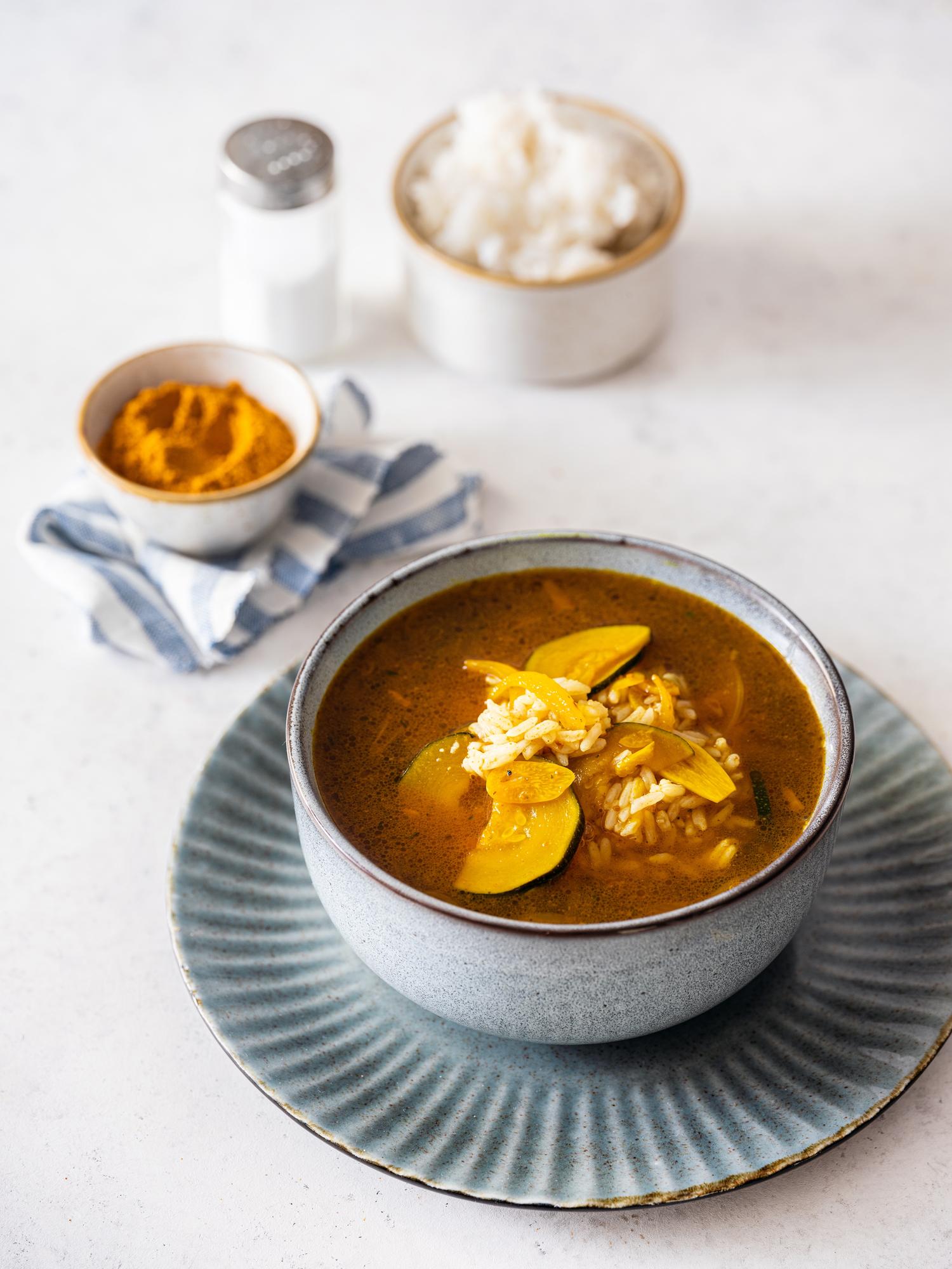 Curry-Suppe aus übrig gebliebenem Reis