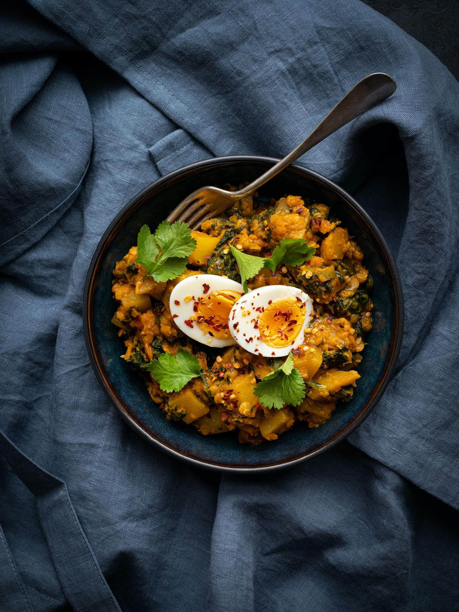 Curry mit roten Linsen und Ei