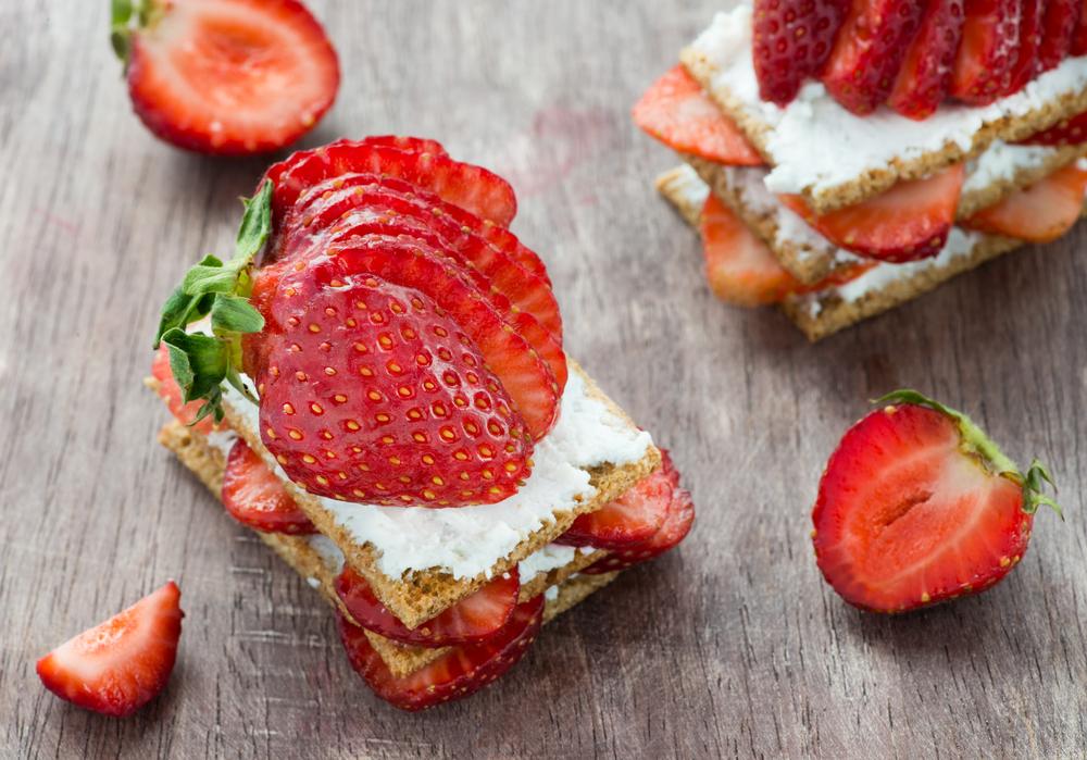 Knäckebrot mit Ricotta und Erdbeeren