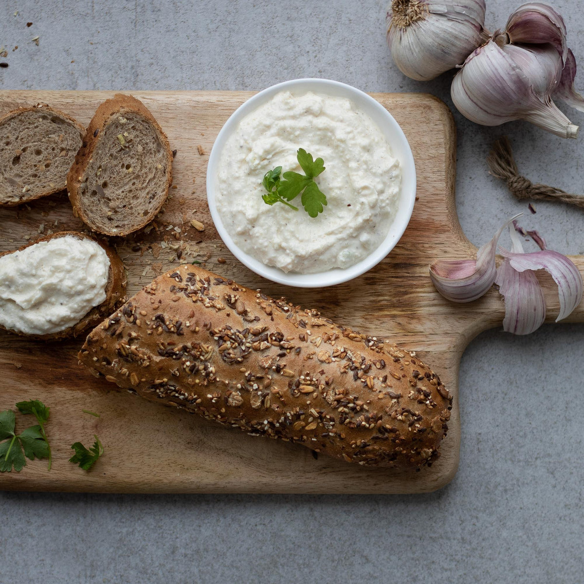Knoblauchaufstrich aus griechischem Joghurt