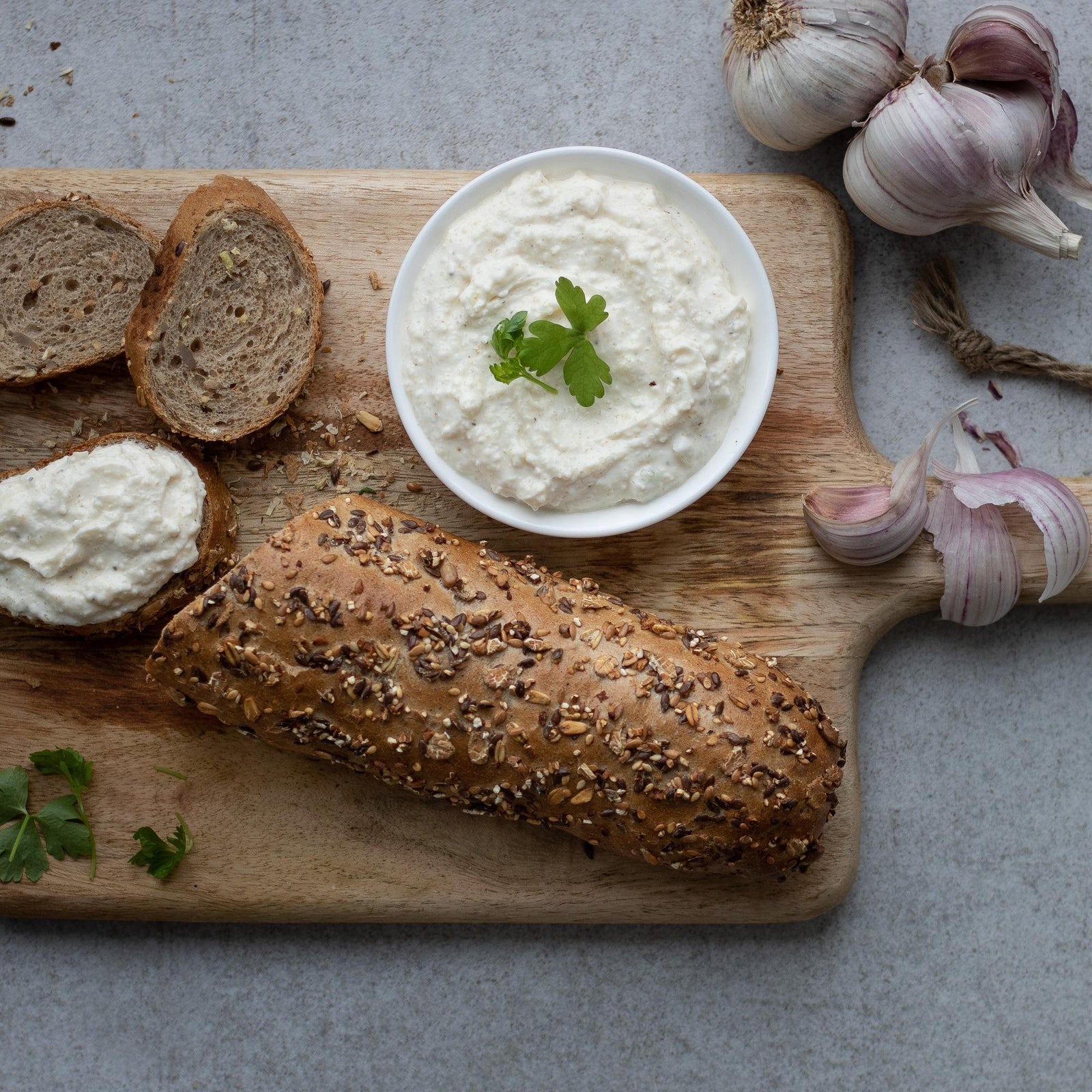 Knoblauchaufstrich aus griechischem Joghurt