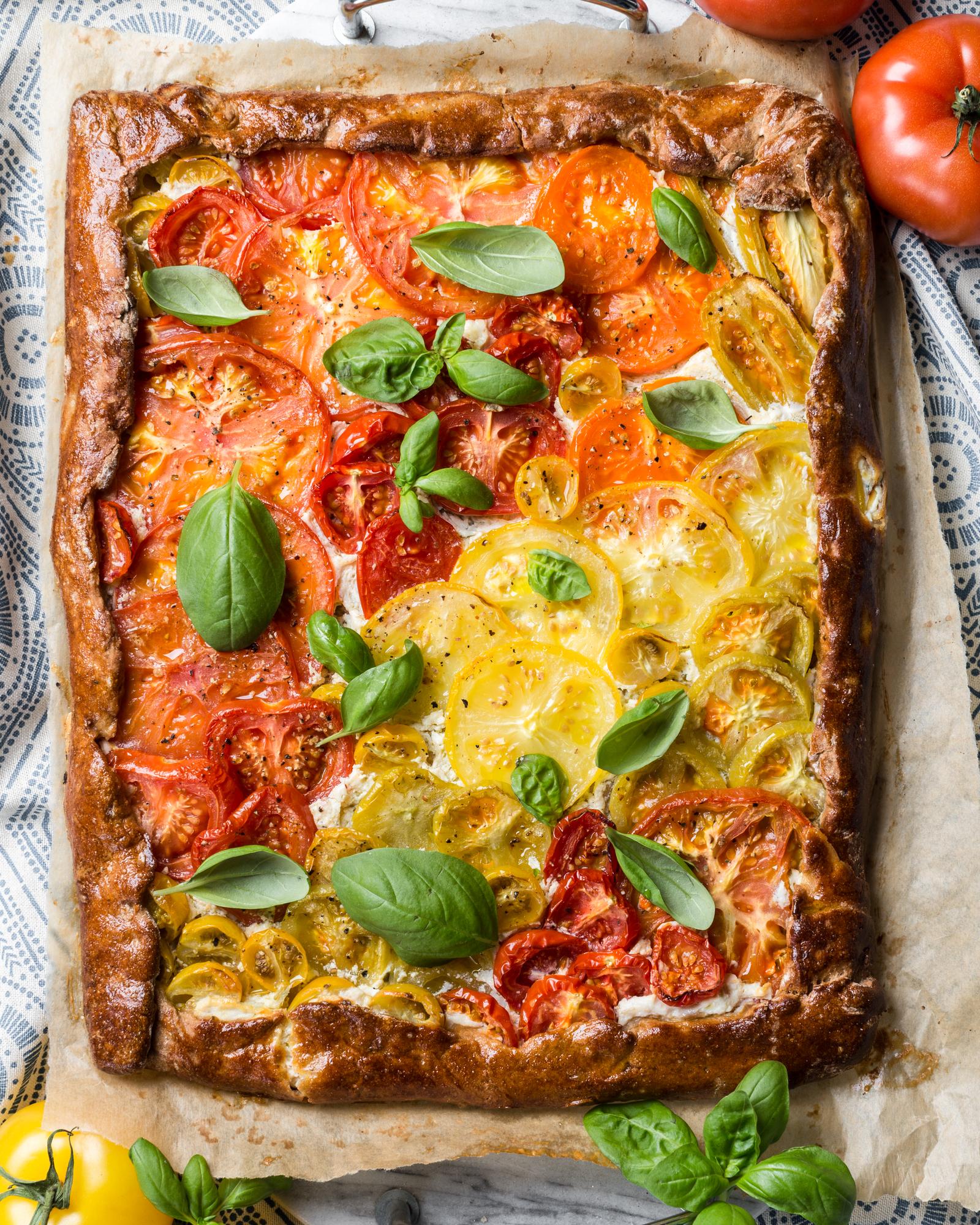 Kuchen mit bunten Tomaten