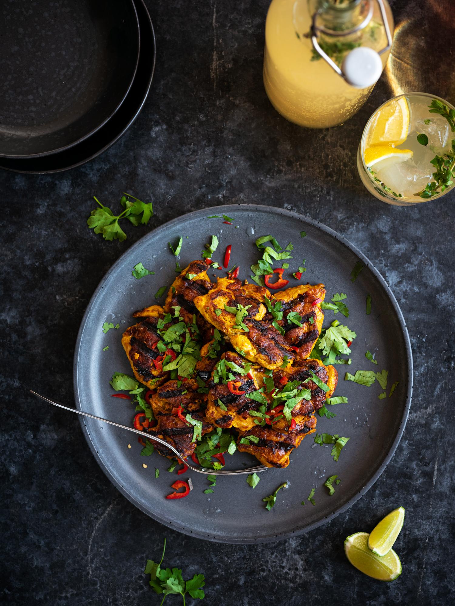 Hähnchenschenkel in Joghurtmarinade mit Kurkuma und Chilli