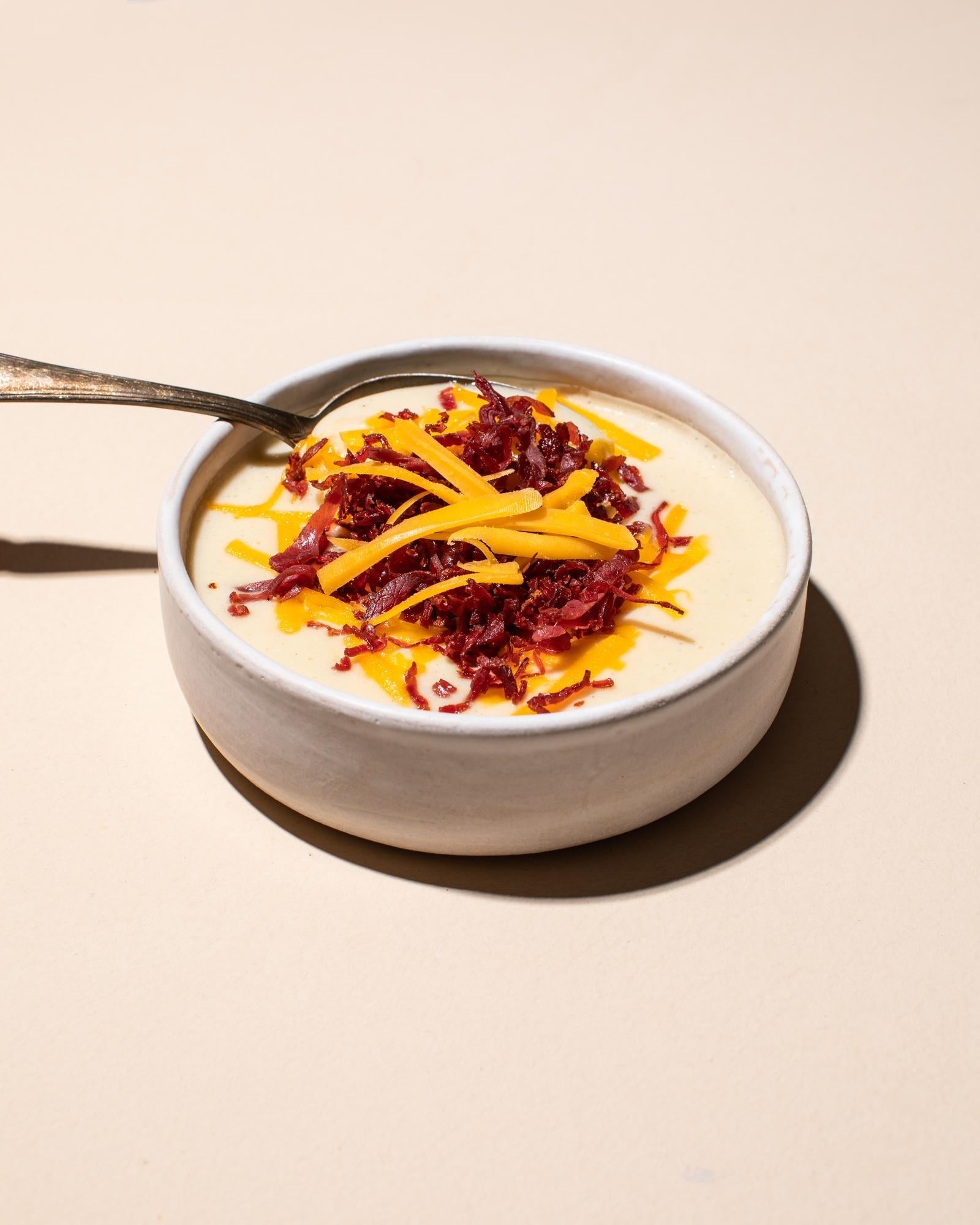 Blumenkohlsuppe mit gerösteter Bresaola und Cheddar