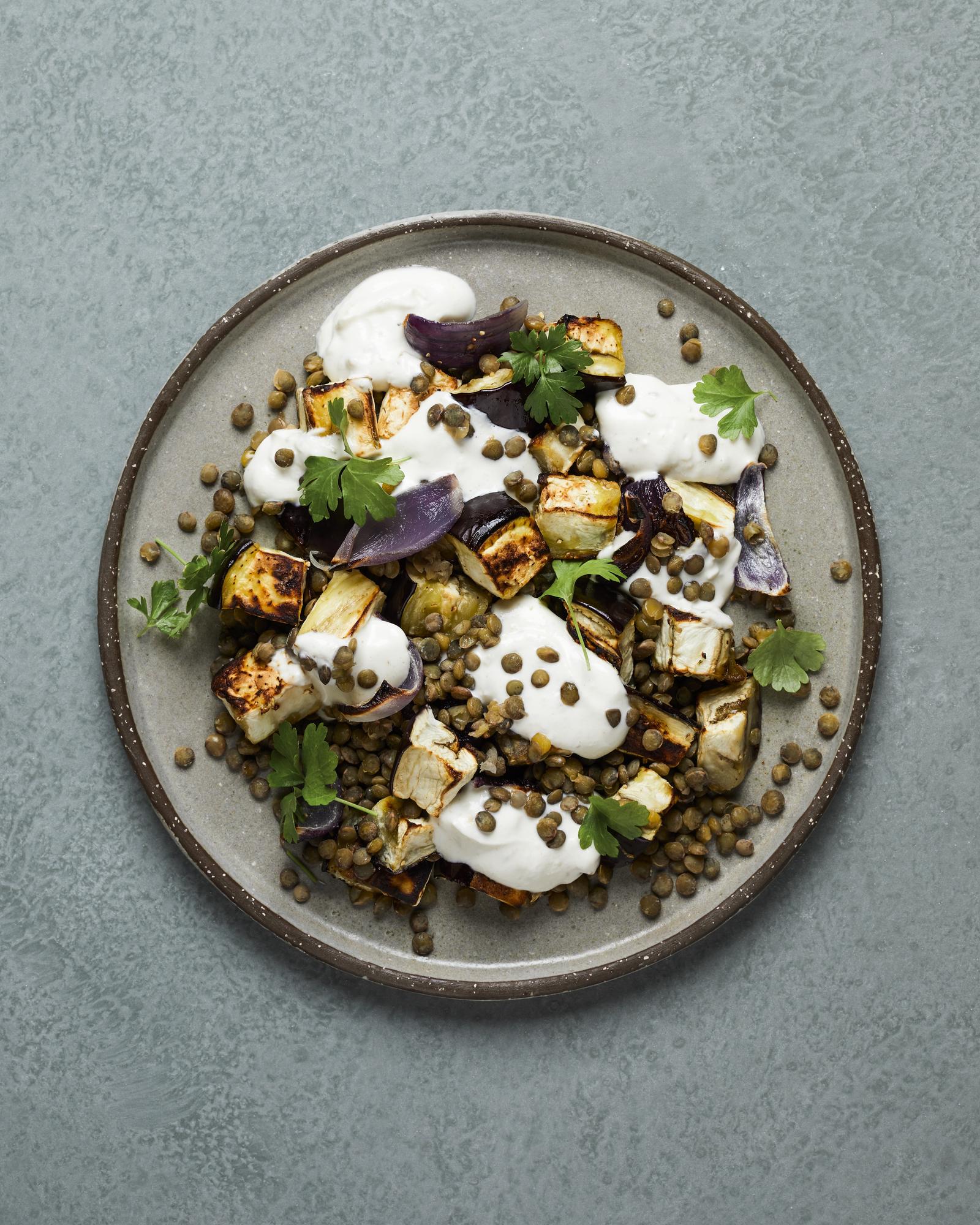 Auberginen-Salat mit Linsen, Tahini und Joghurt