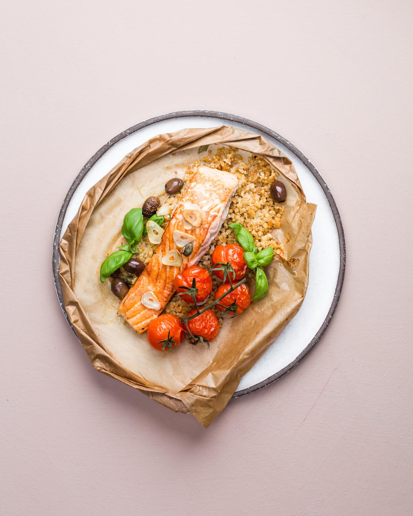 Lachs in der Papillote mit Tomaten und Oliven