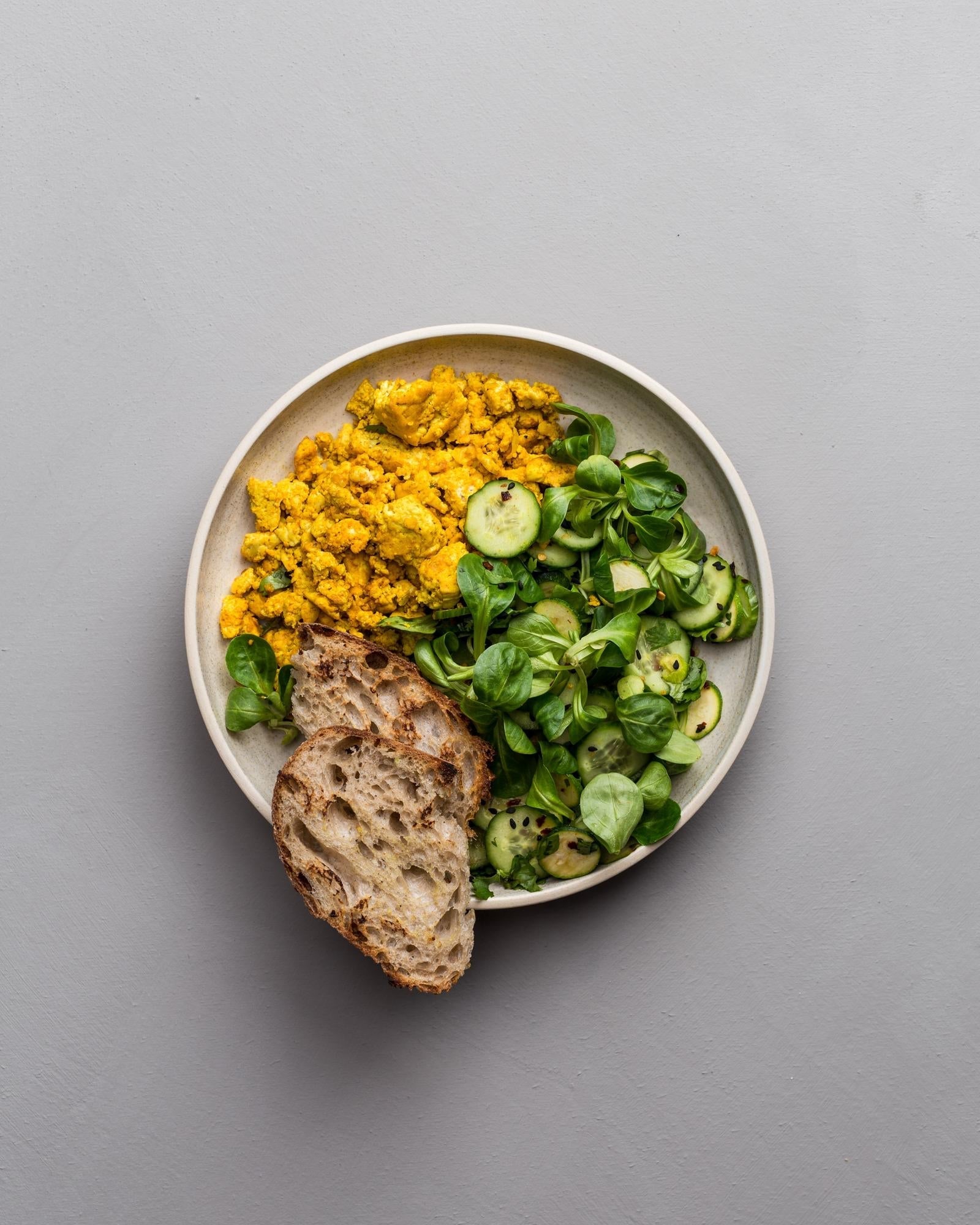 Schüssel mit Tofu à la Rührei und Gurkensalat