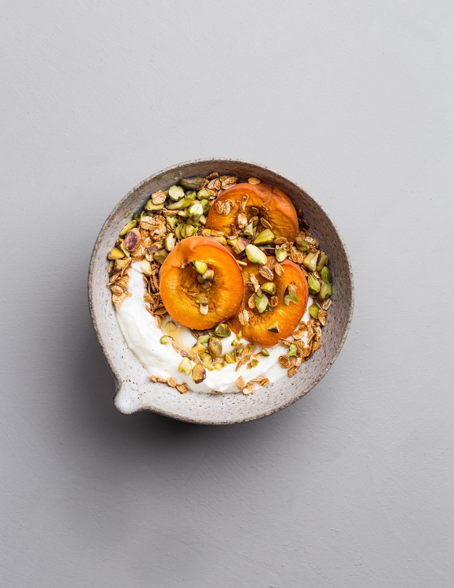 Schüssel mit Skyr und gebackenen Aprikosen