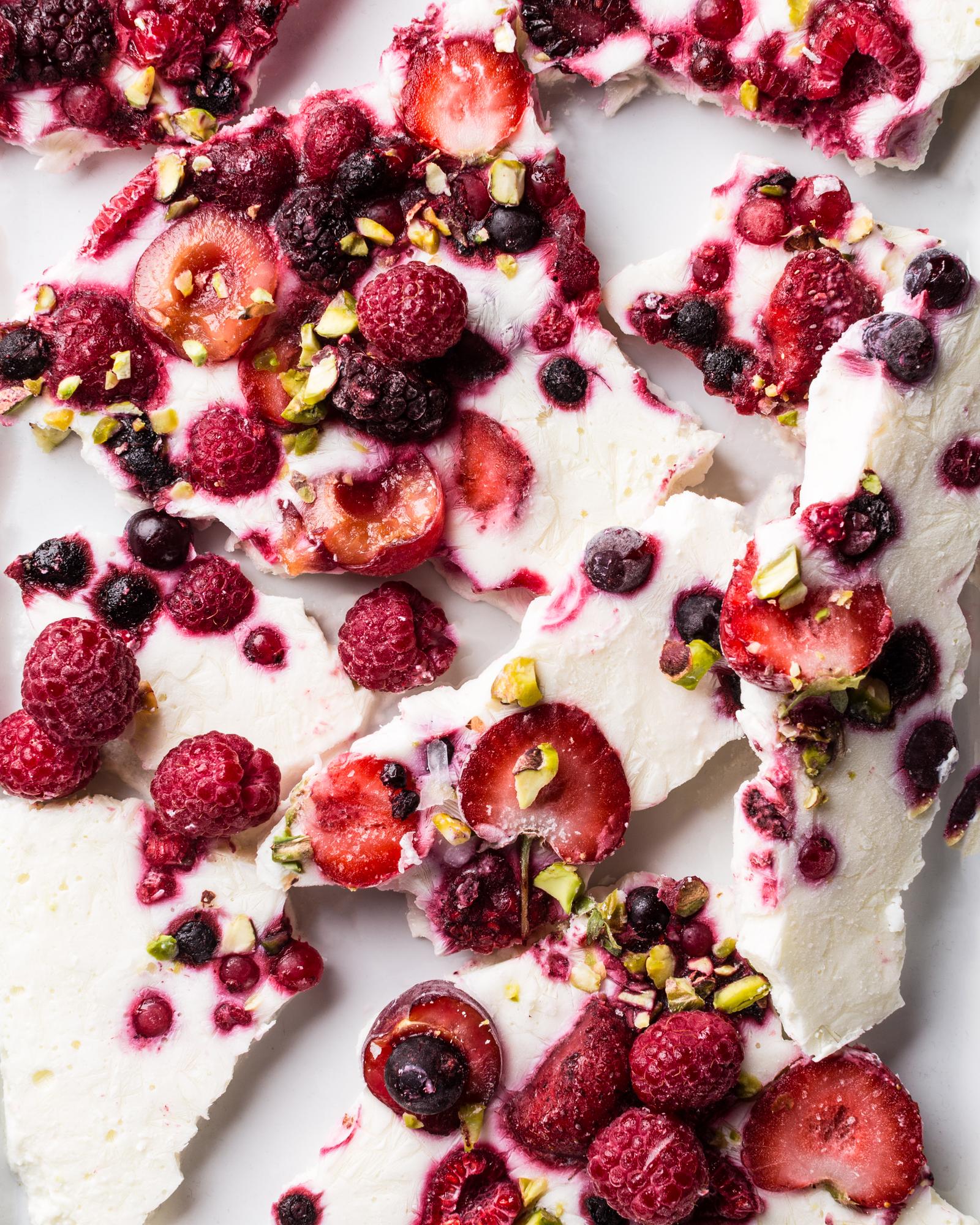 Gefrorener Joghurt mit Waldfrüchten