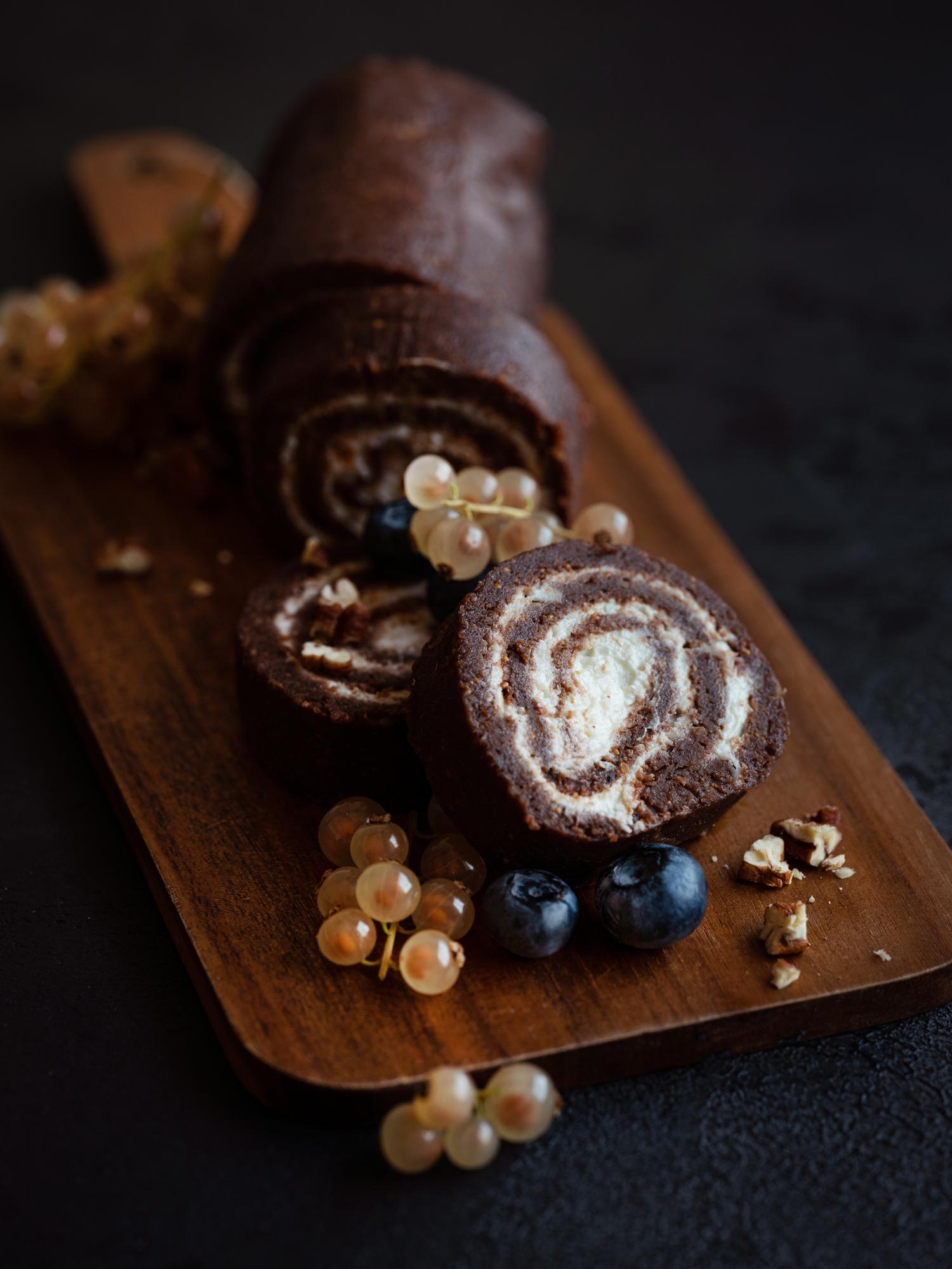 Ungebackene Kakao-Rolle mit Quark und Kokos