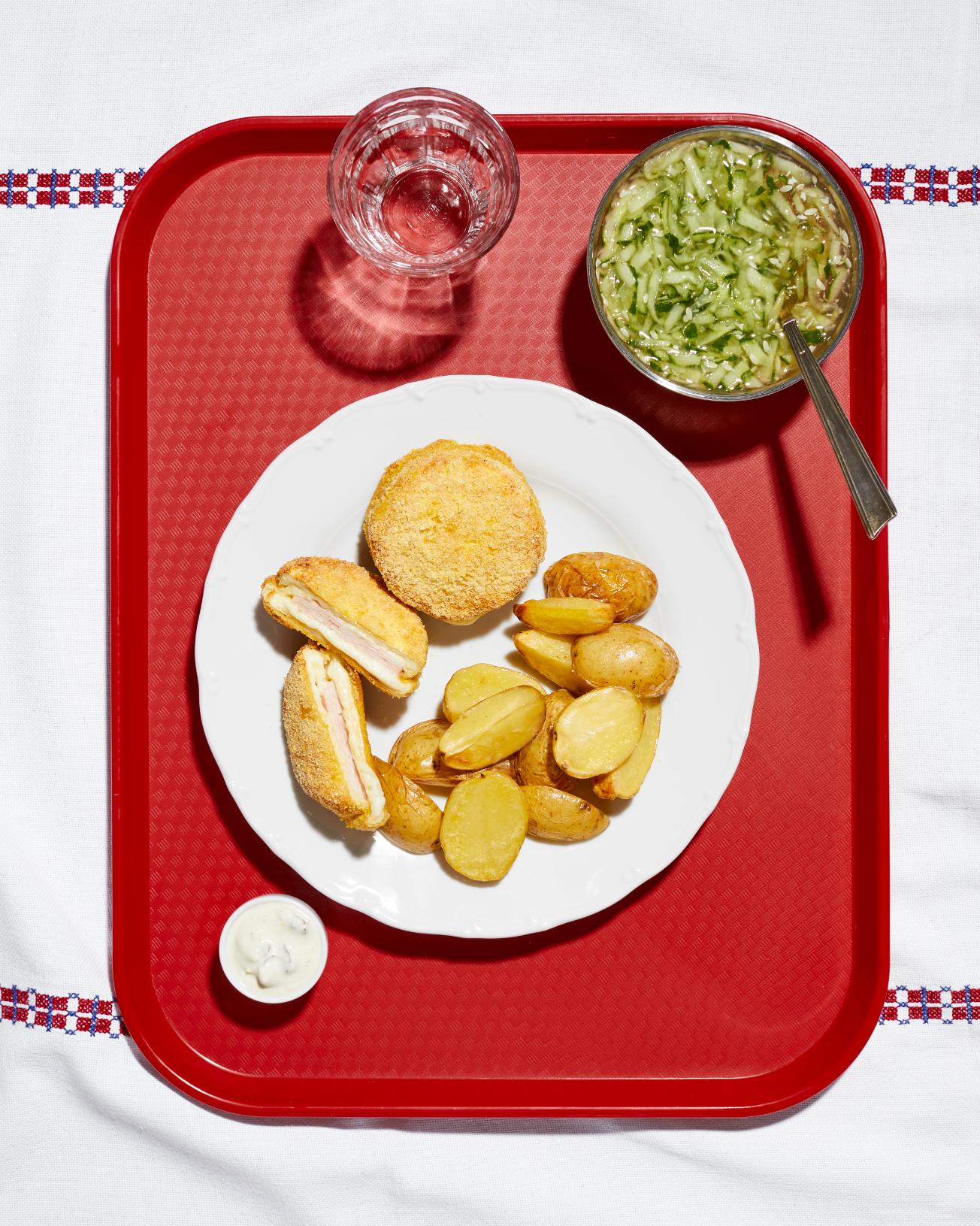 Panierter Käse mit Ofenkartoffeln und hausgemachter Tatarensauce