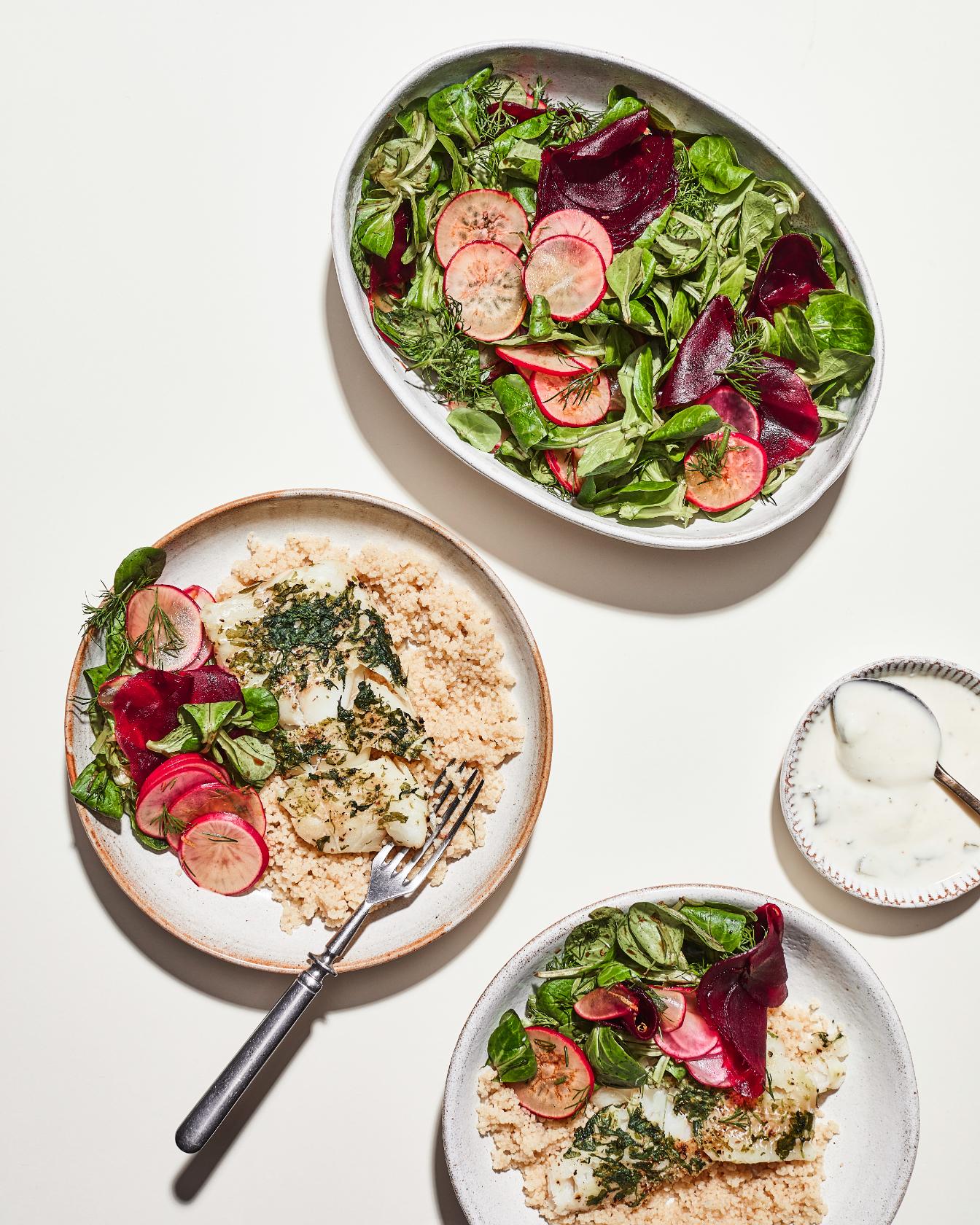 Gebackener Kabeljau mit Feldsalat, Radieschen und roter Bete