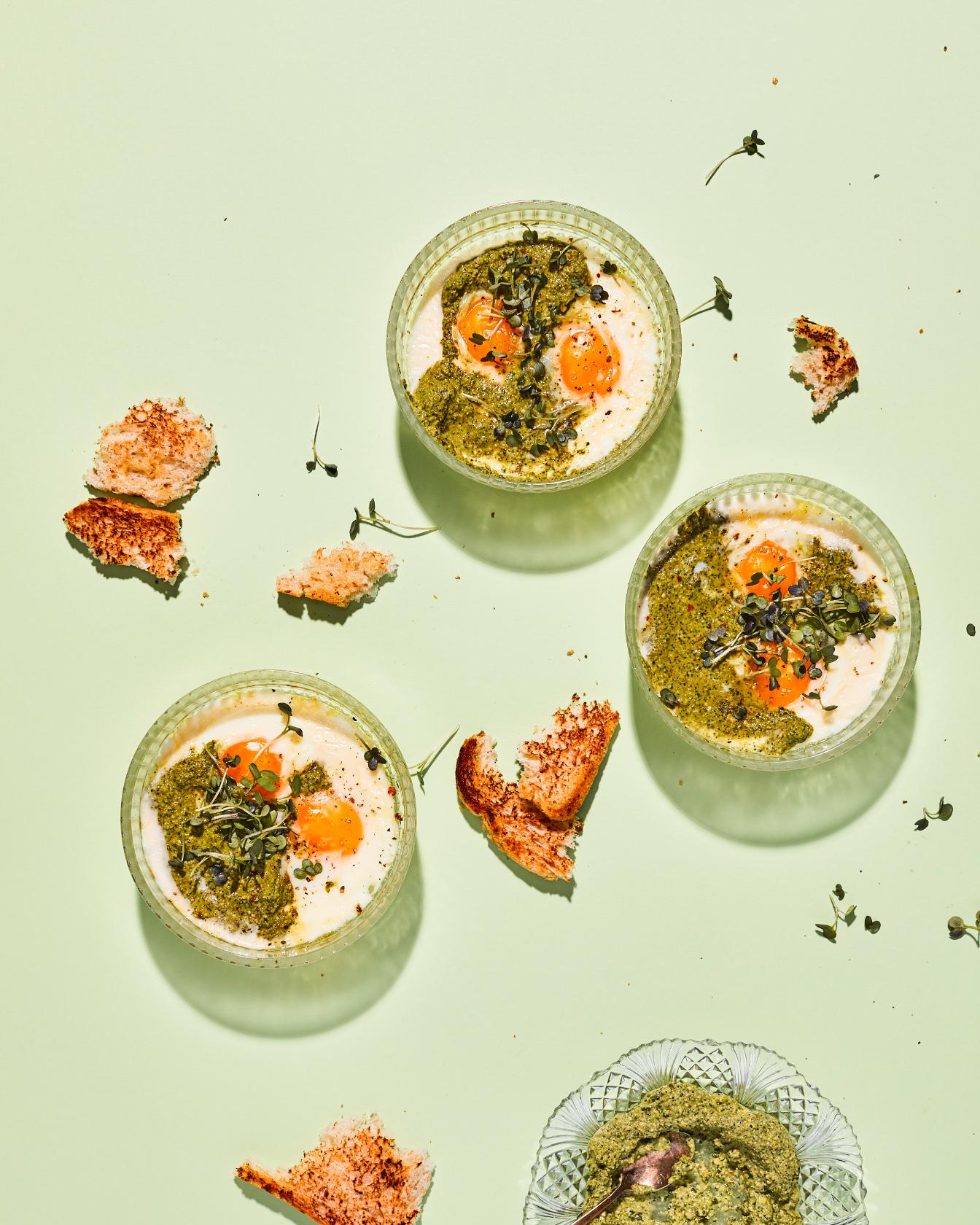 Gebackene Eier mit Minz-Koriander-Pesto