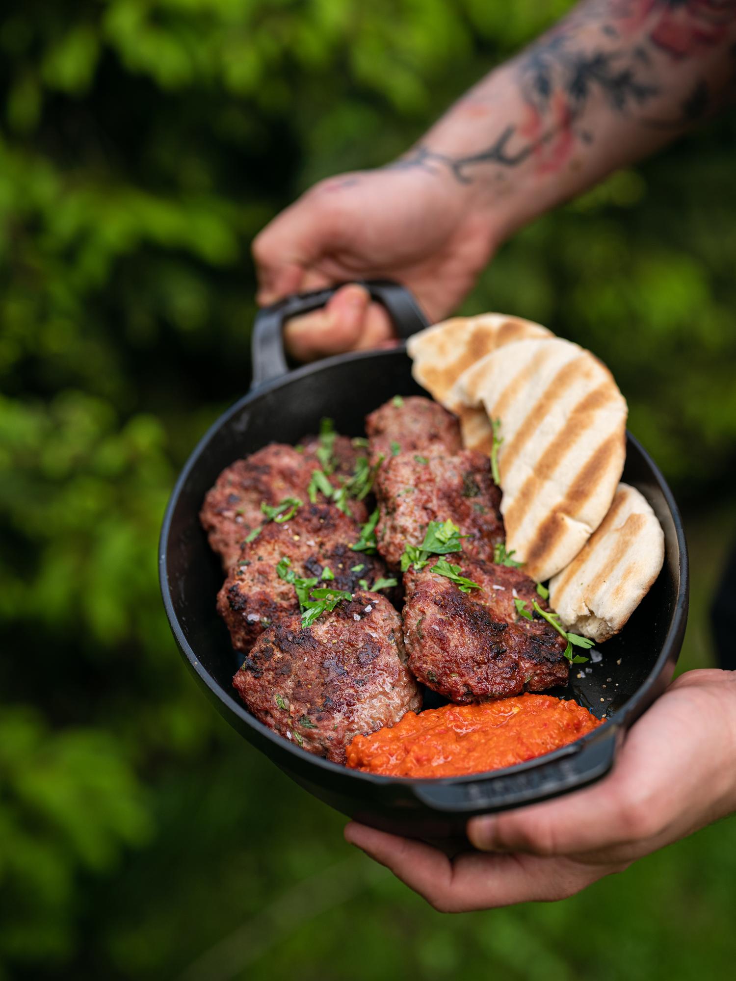 Pljeskavica mit hausgemachtem Ajvar