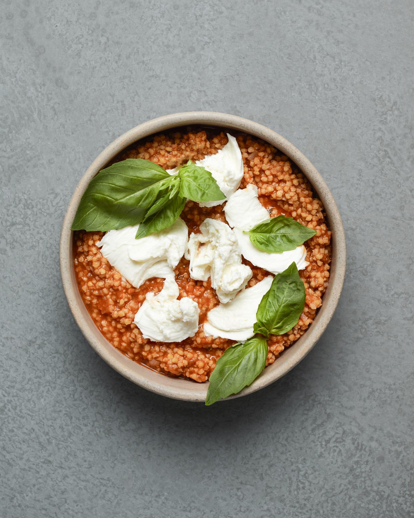 Tomaten-Hirsebrei mit Mozzarella