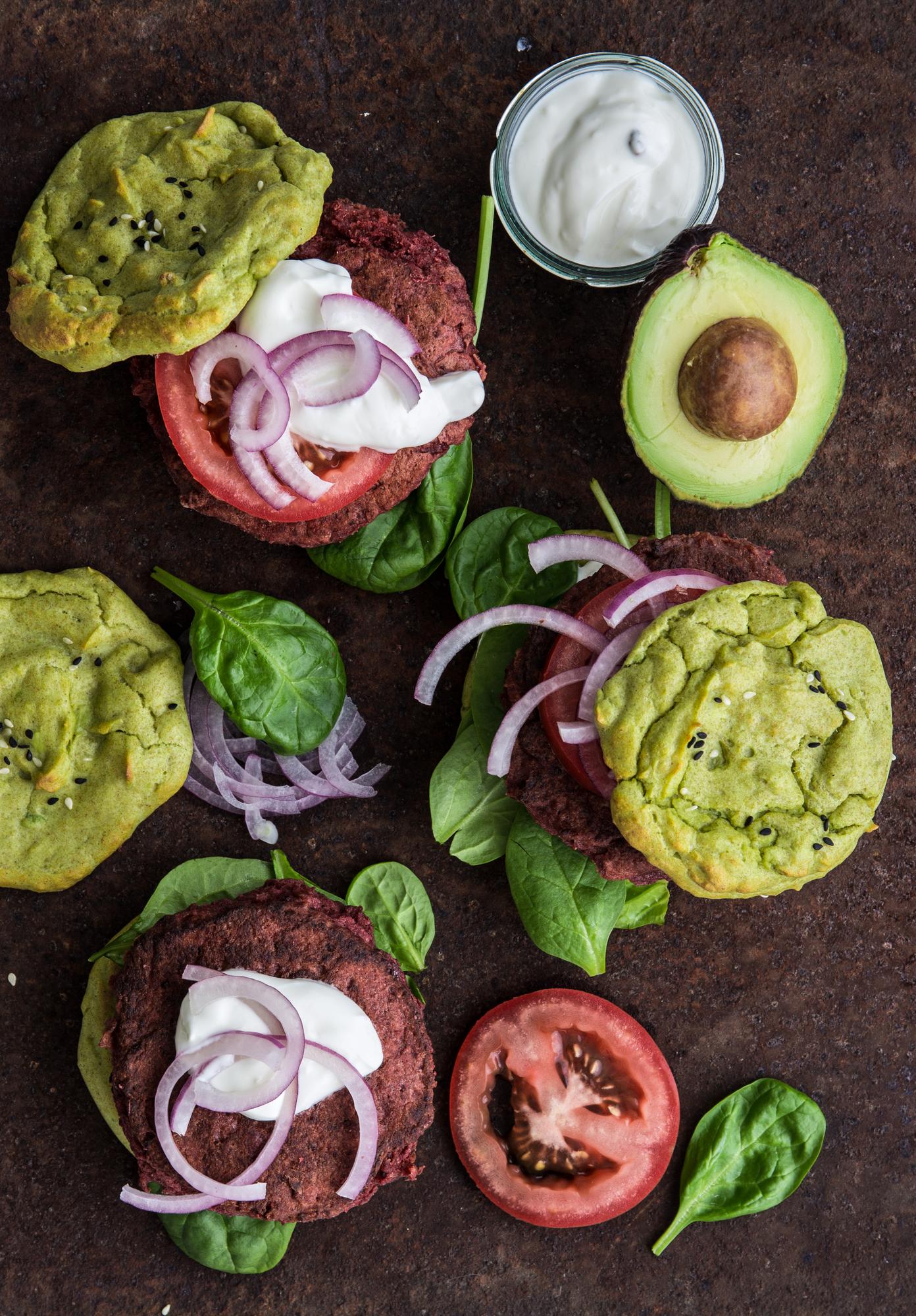 Rote-Bete-Burger mit Avocado-Semmel