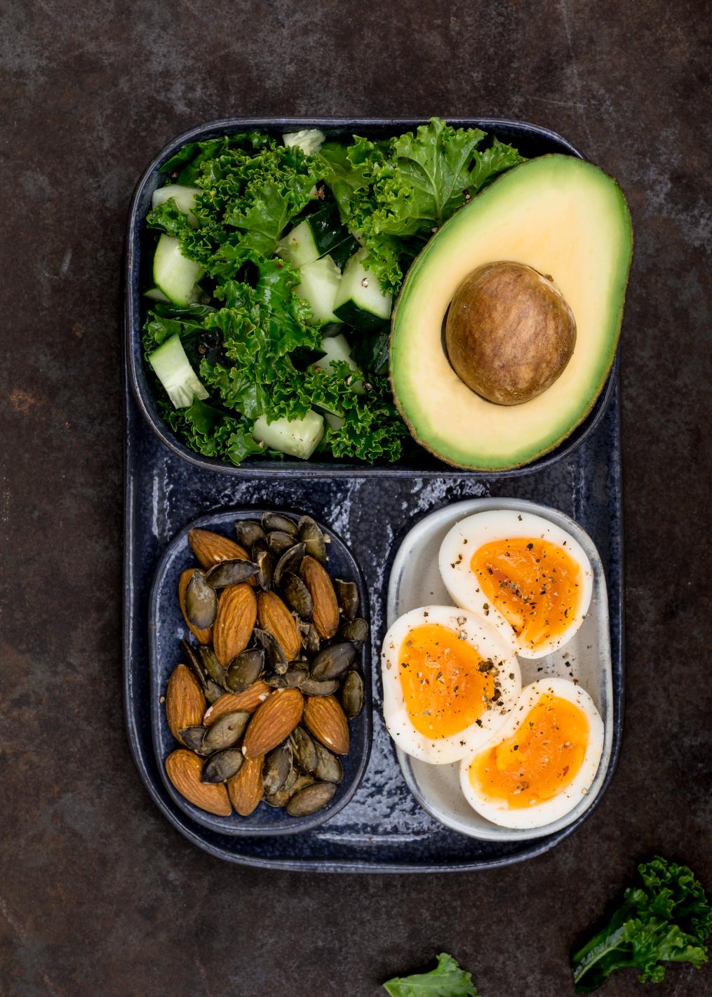 Salat mit Grünkohl und Gurke