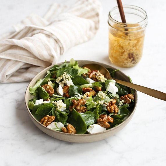 Salat mit Holunderessig und Ziegenkäse