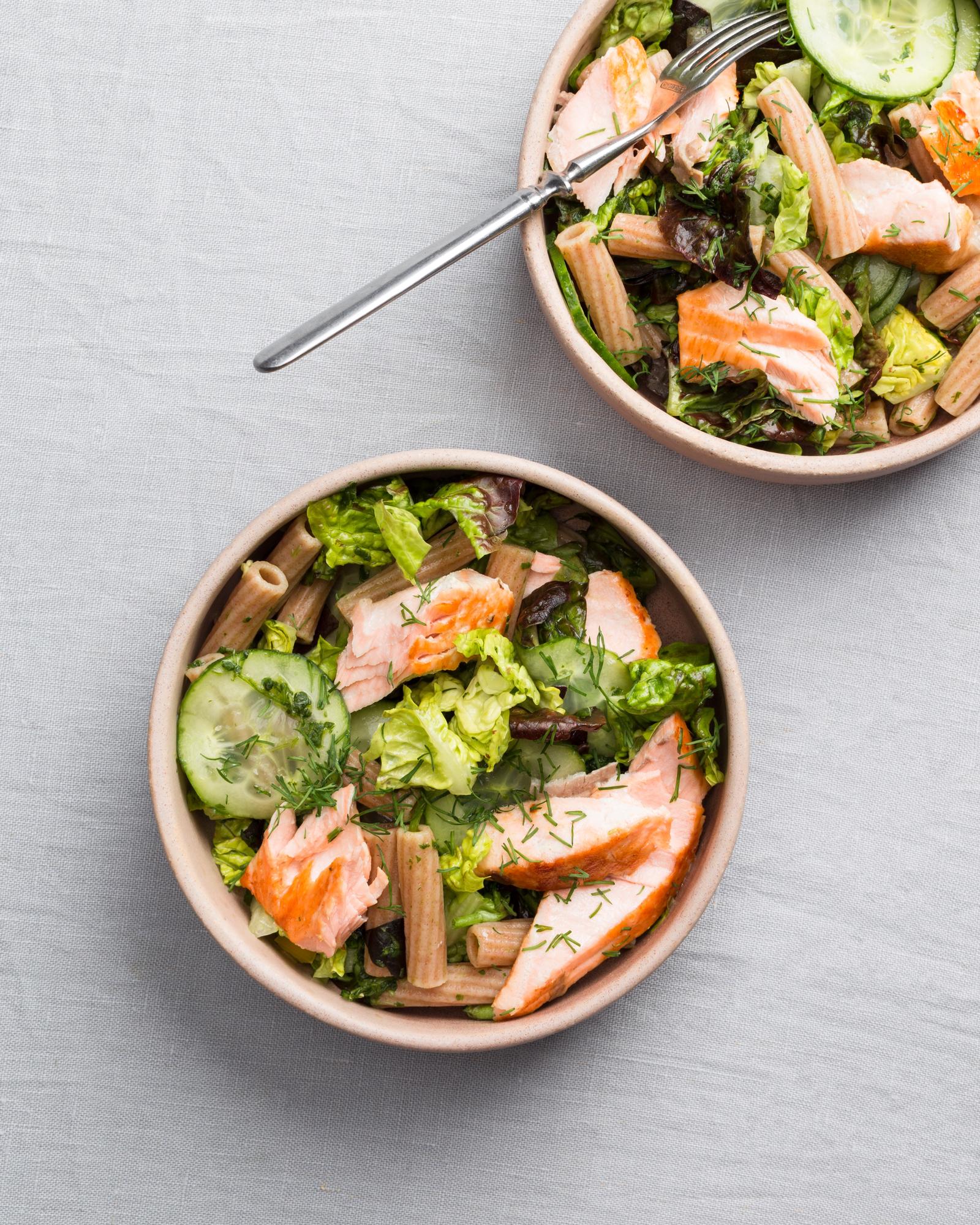 Salat mit Lachs und Kräuterdressing