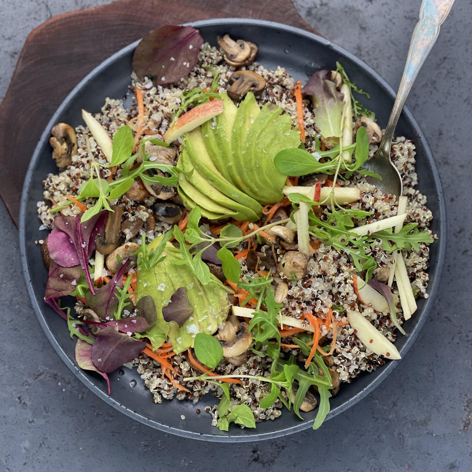 Salat mit schwarzer Quinoa