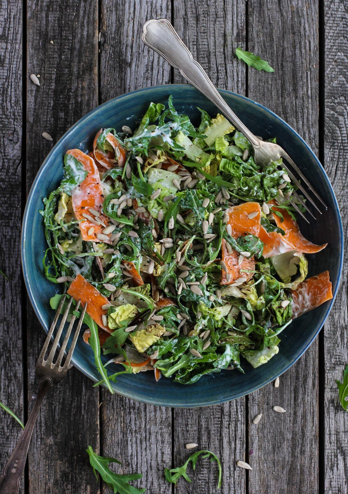 Salat mit Sonnenblumenkernen