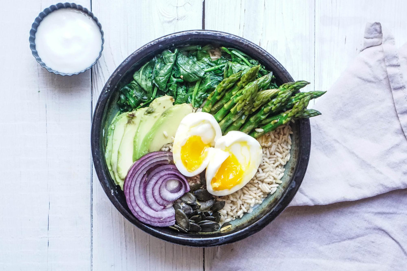 Salat mit Spargel und Joghurt-Dressing