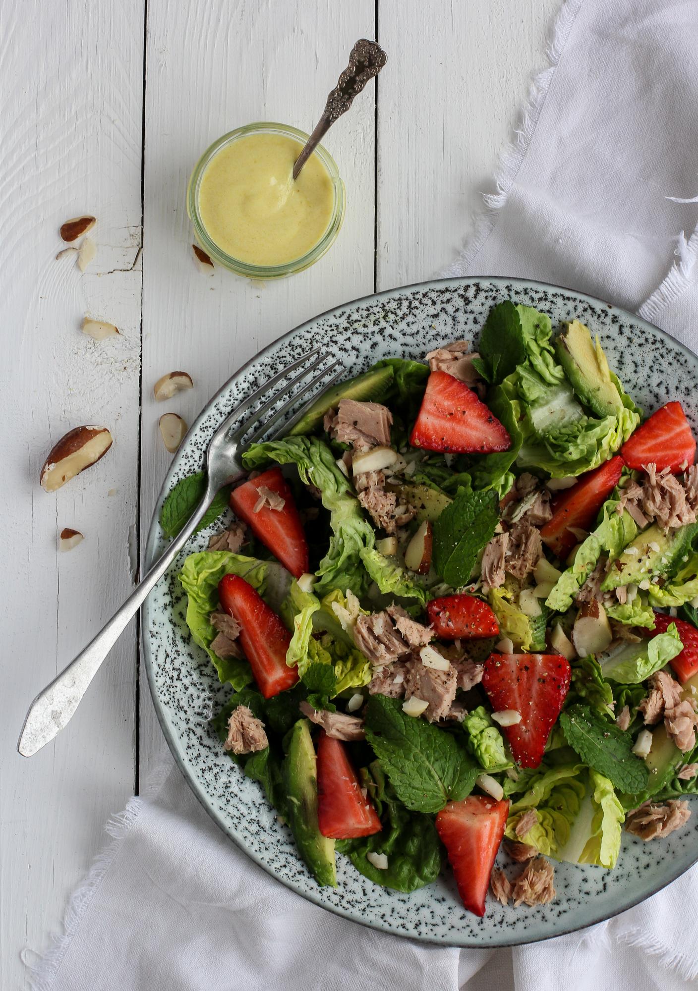 Salat mit Thunfisch und Erdbeeren