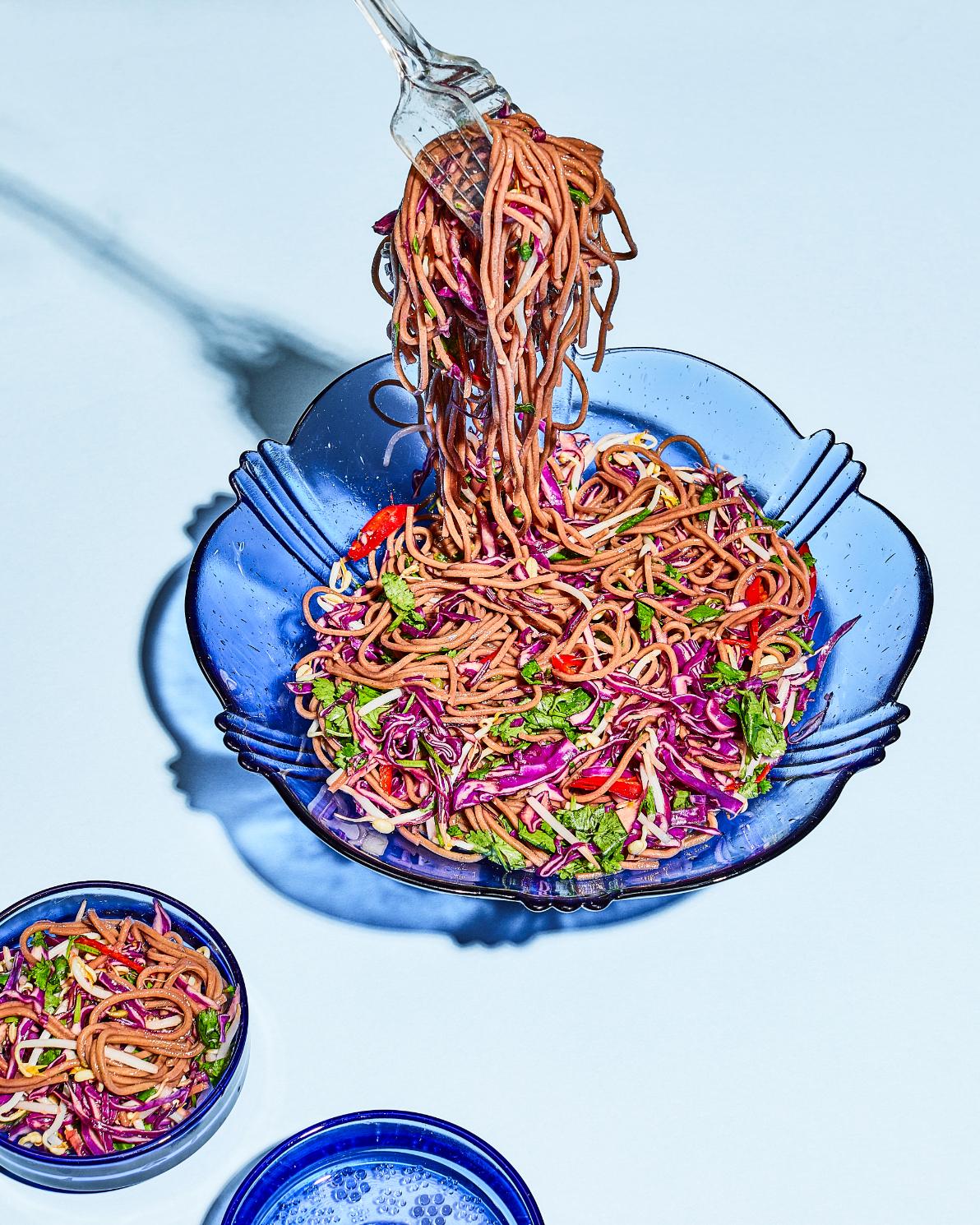 Salat mit Rotkohl, Koriander und Soba-Nudeln