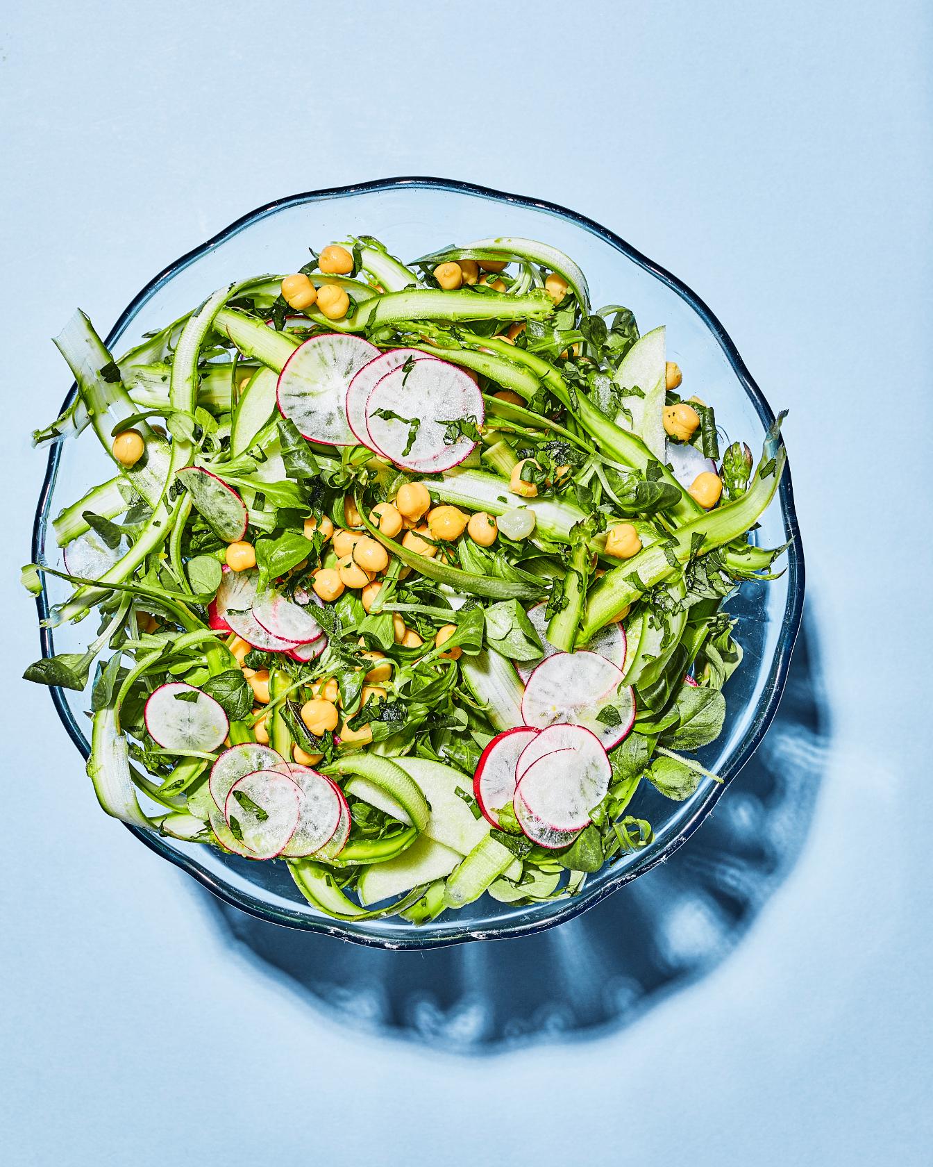Salat mit Spargel und grünem Apfel