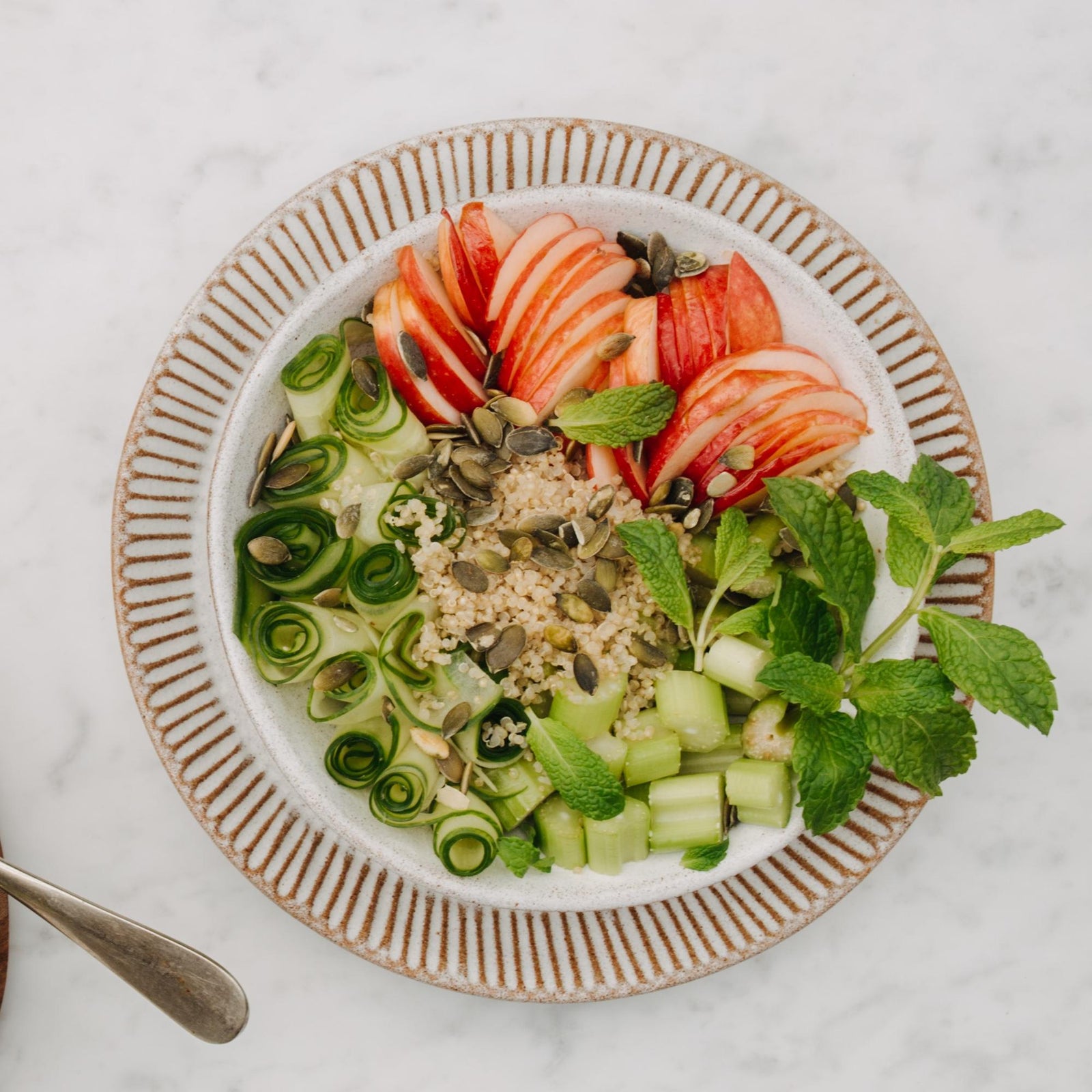 Salat mit Quinoa und Senfkörnern