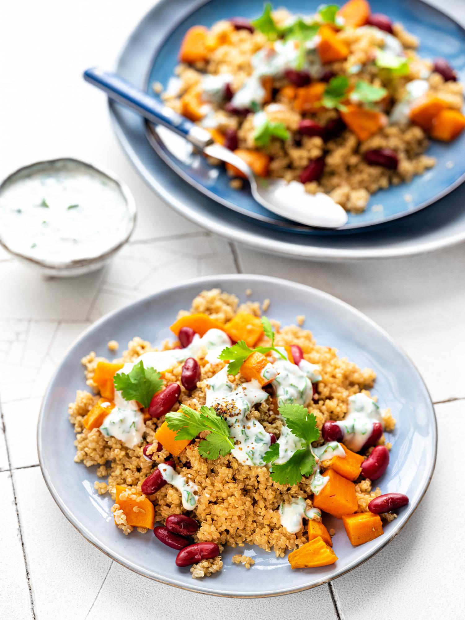 Salat mit Quinoa, gebackener Süßkartoffel und Dressing