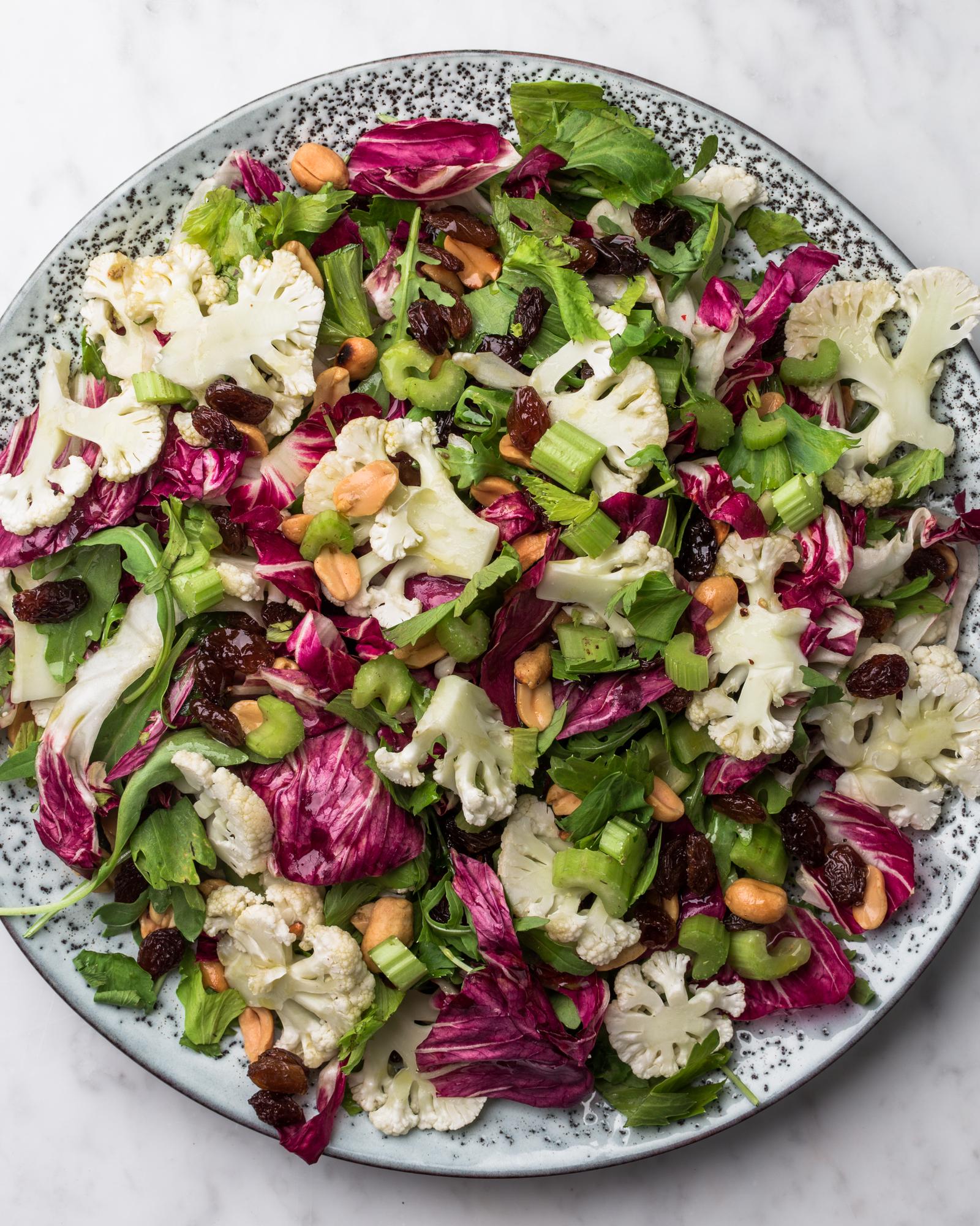 Salat mit rohem Blumenkohl und Erdnüssen