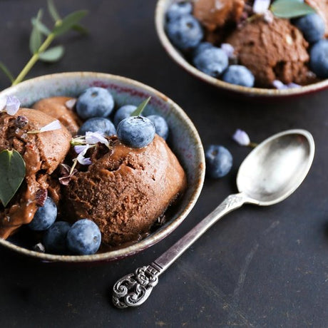 Schokoladeneis mit Blaubeeren