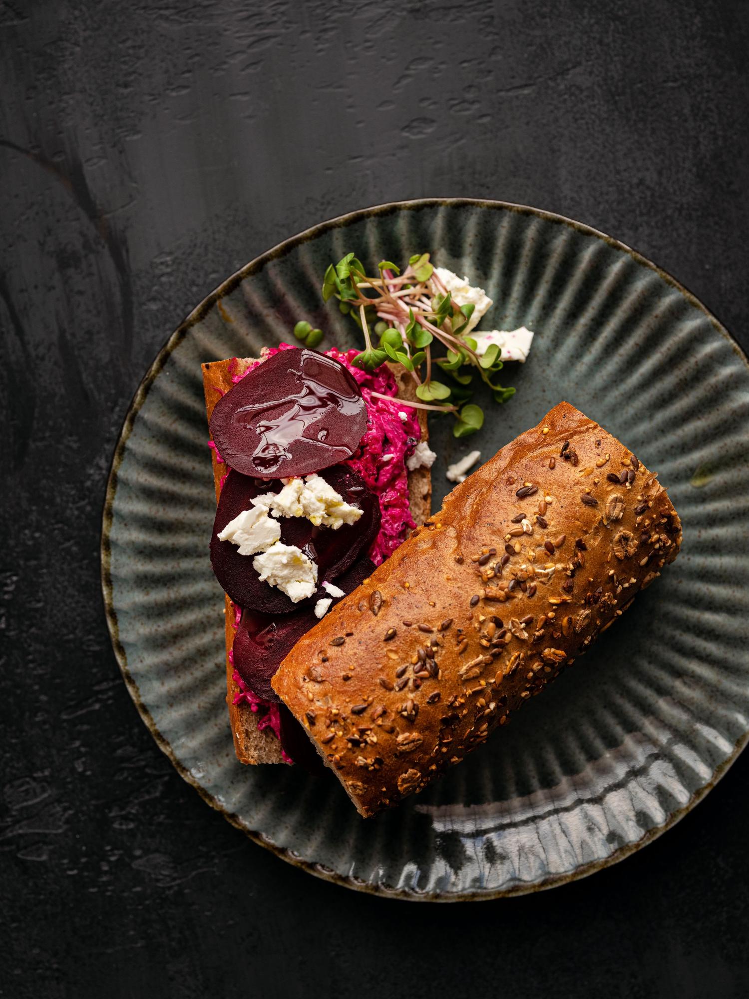 Sandwich mit roter Bete und Feta-Käse