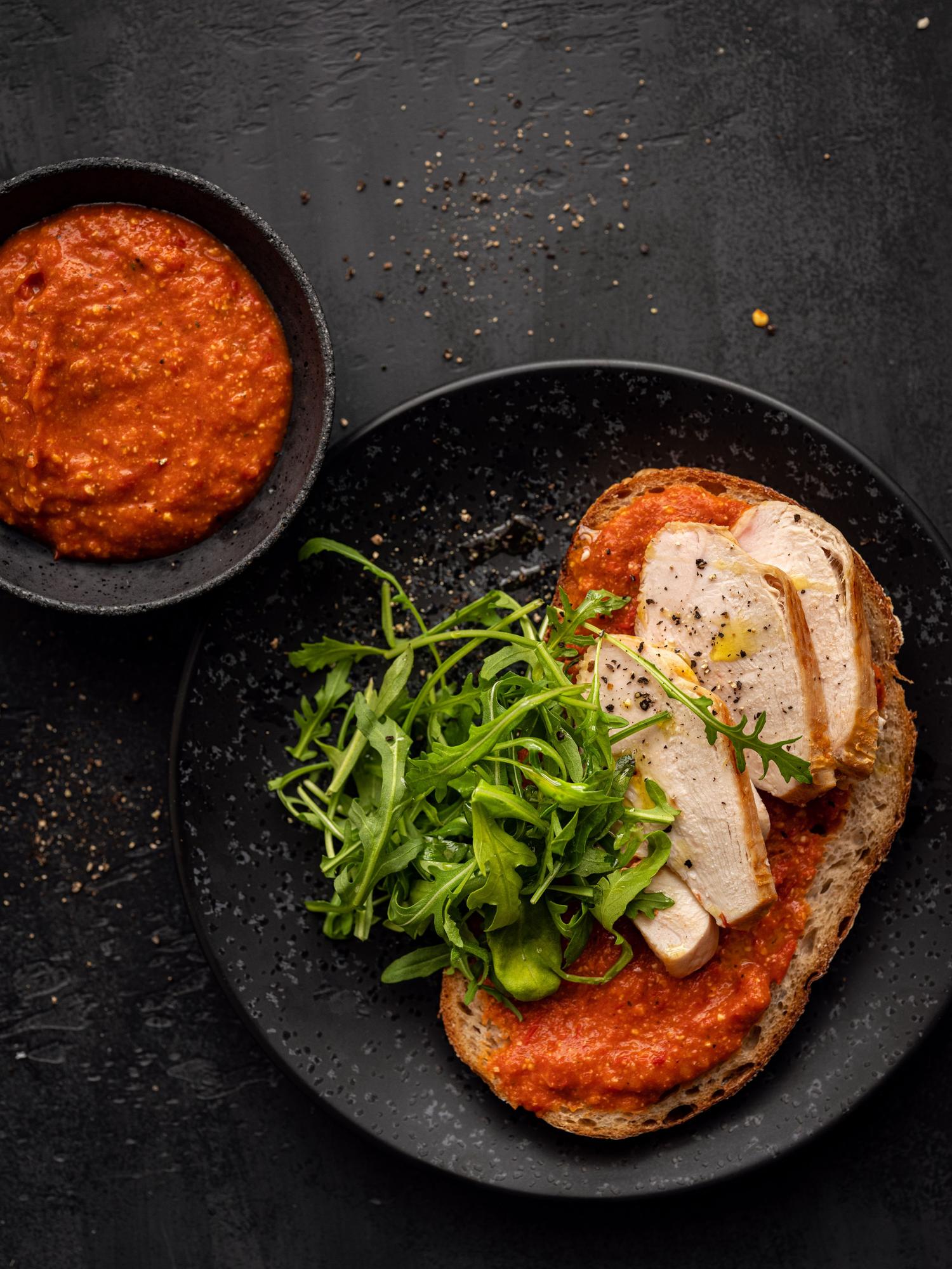 Sandwich mit Paprika-Tapenade und Hähnchenbrustfleisch