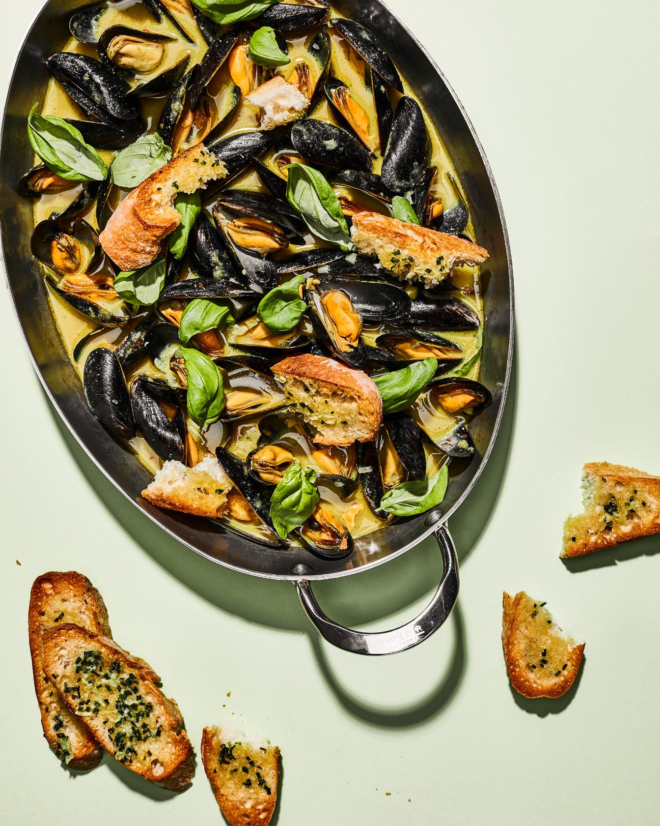 Miesmuscheln in Curry-Sauce mit Knoblauchbrot