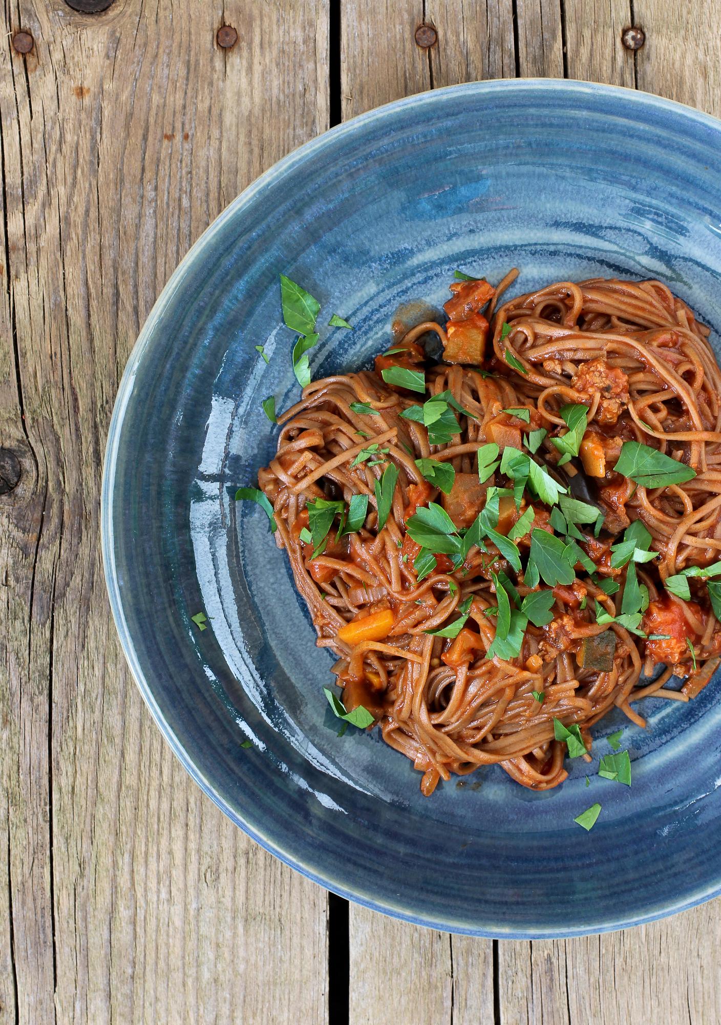 Soba-Nudeln mit Hackfleischmischung