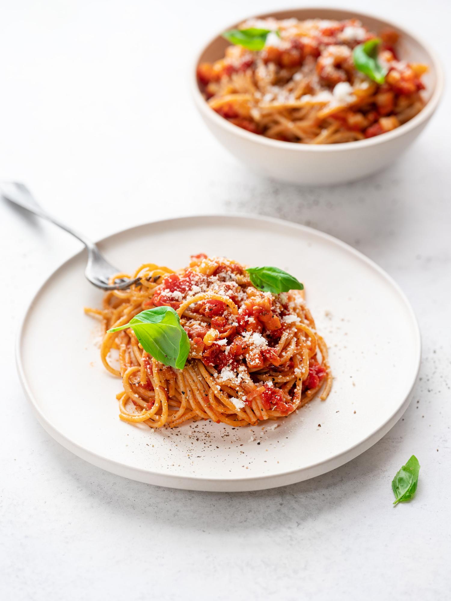 Spaghetti mit Tomatensauce und getrocknetem Schinken