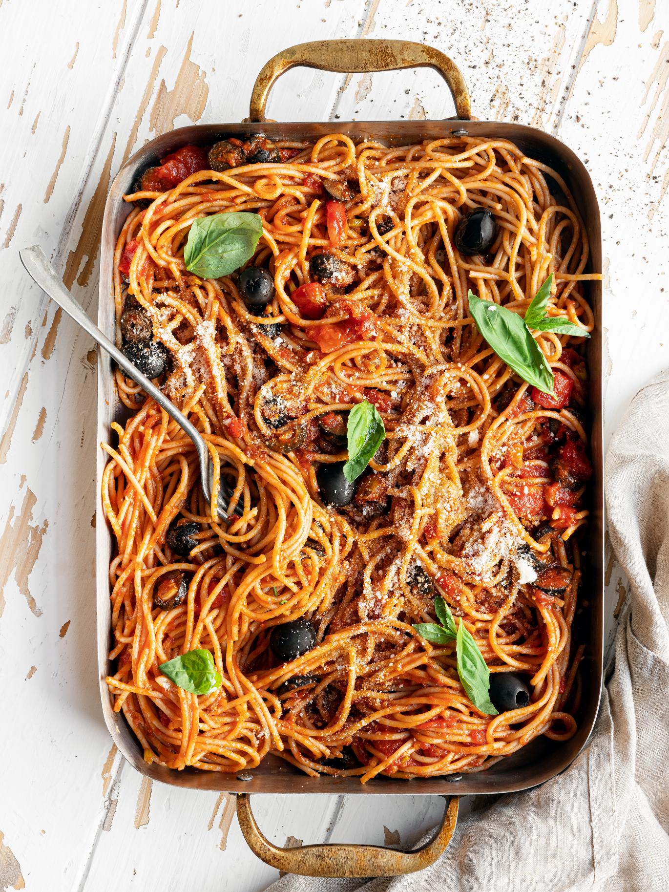 Spaghetti mit Tomaten-Basilikum-Sauce und Oliven