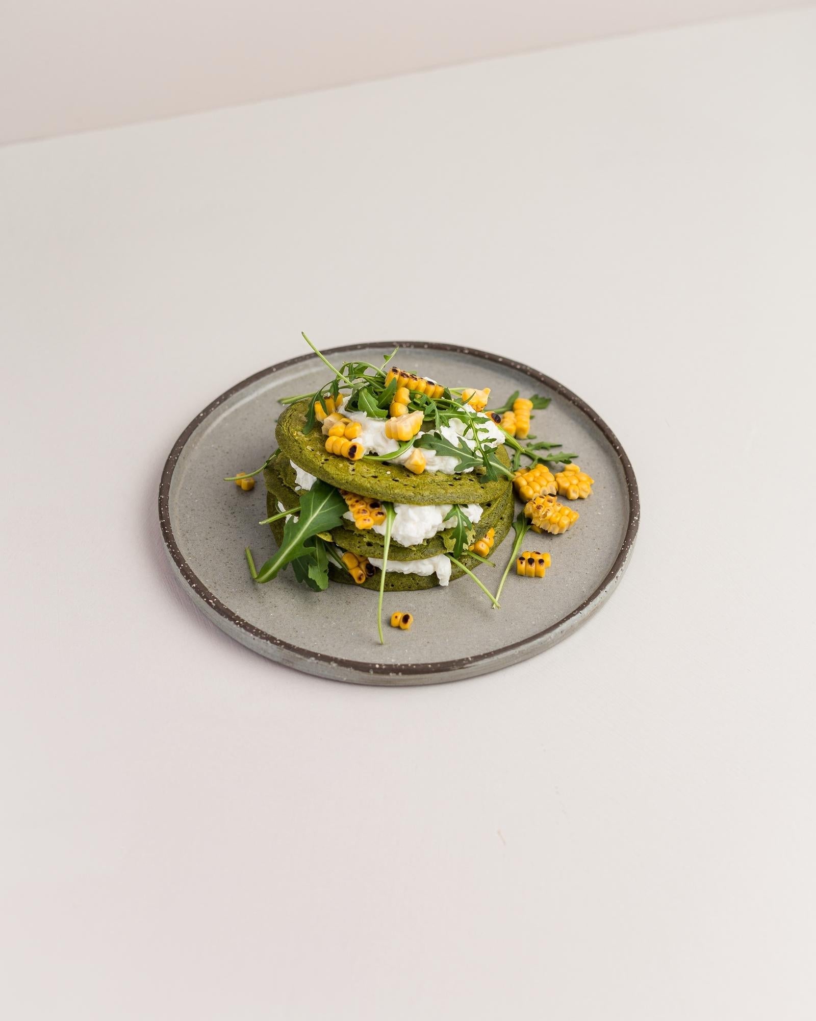 Spinat-Plinsen mit Mais, Doppelrahmfrischkäse und Rucola