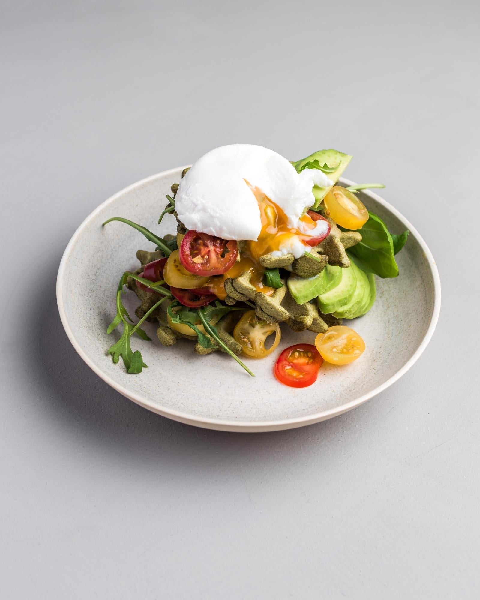 Spinatwaffeln mit Tomaten, Avocado und pochiertem Ei