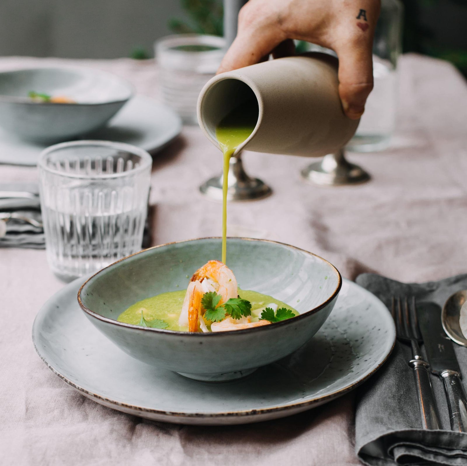 Kalte Koriandersuppe mit Garnelen