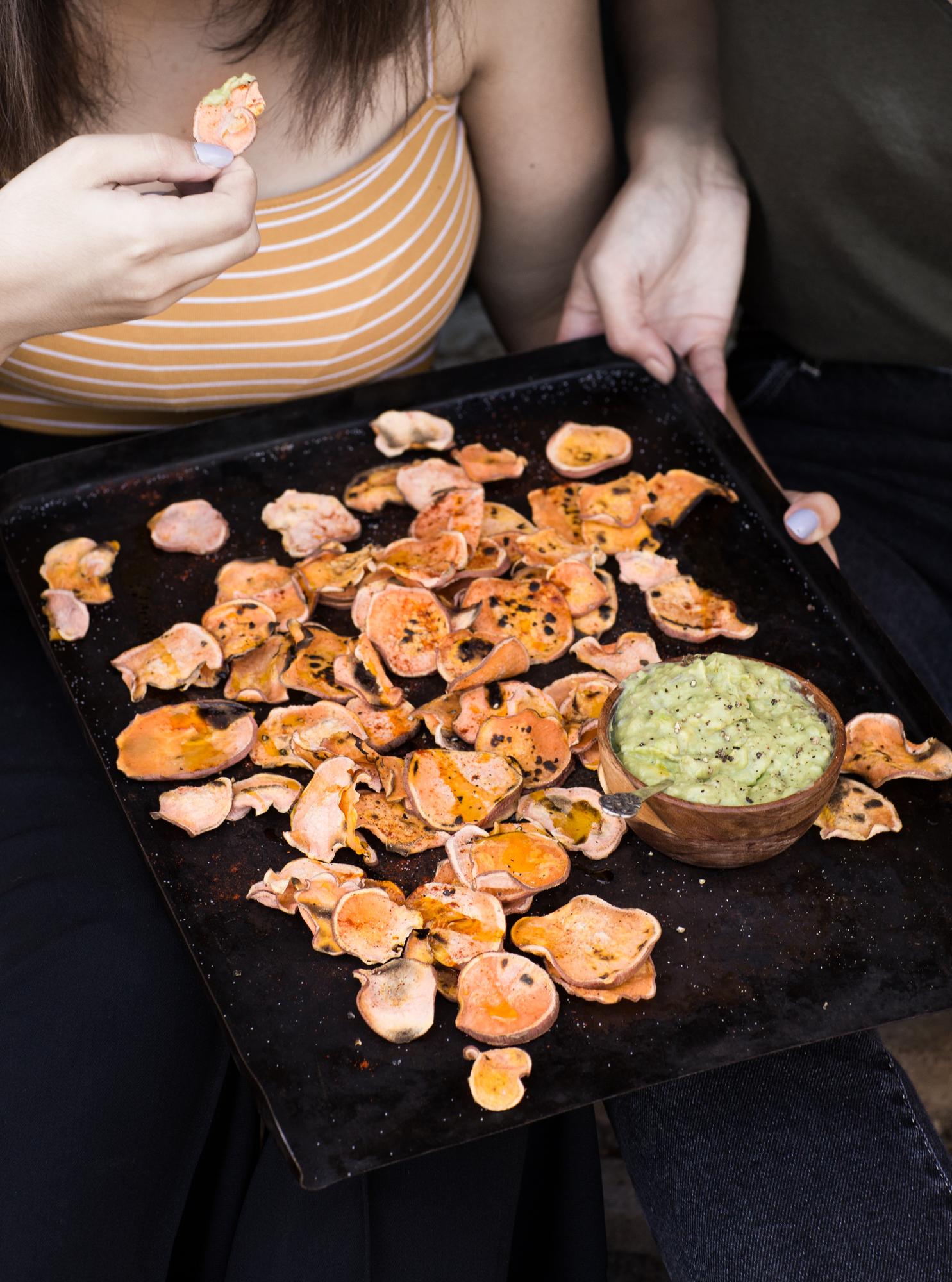 Süßkartoffel-Chips mit Avocado-Dip