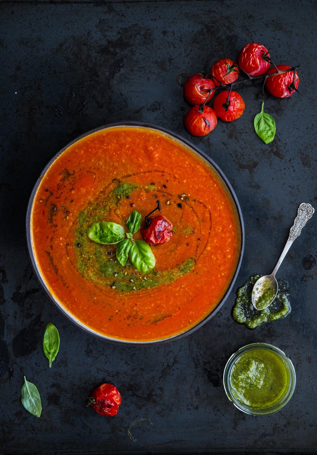 Suppe aus gebackenen Tomaten
