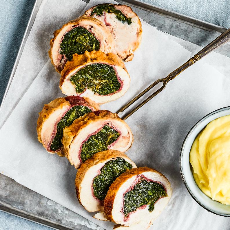 Festliche Hähnchen-Roulade mit getrocknetem Schinken, Parmesan und Spinat