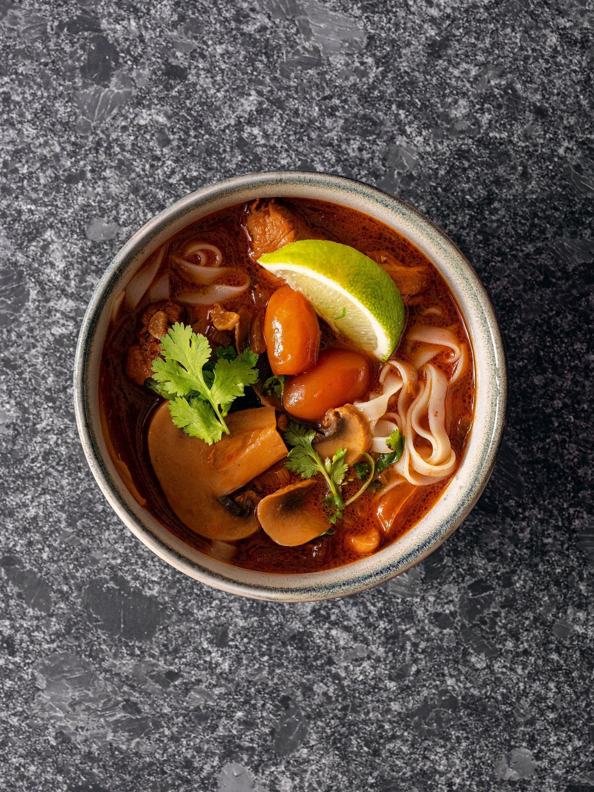 Thailändische Suppe mit Kokosmilch