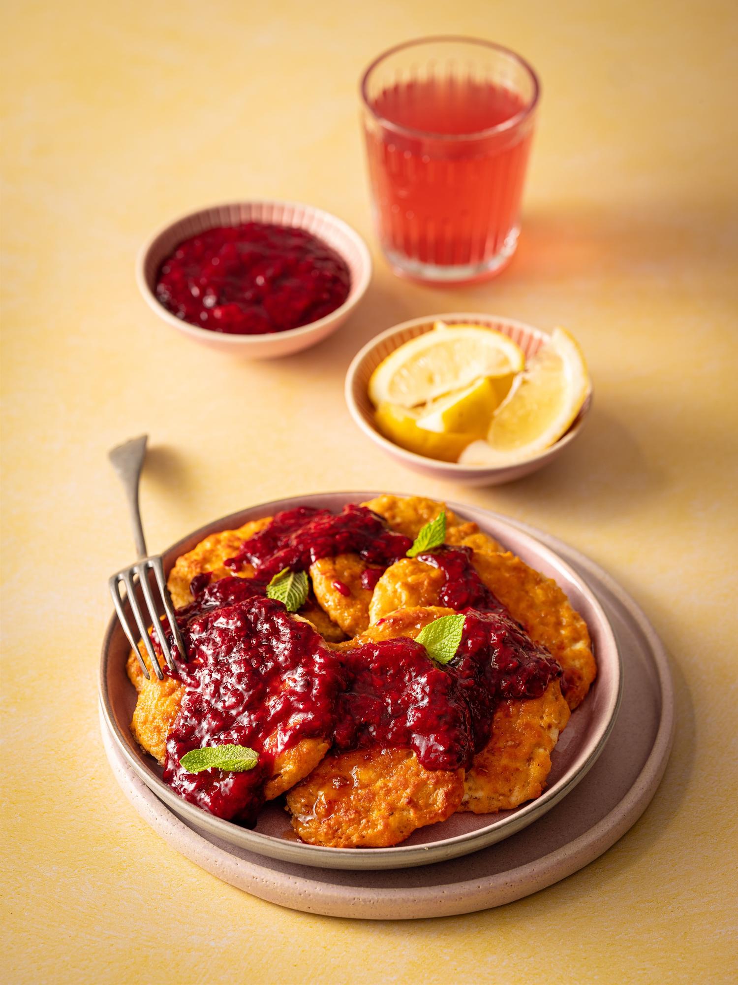 Ukrainische Quarkpfannkuchen (Syrnyky) mit Fruchtkompott