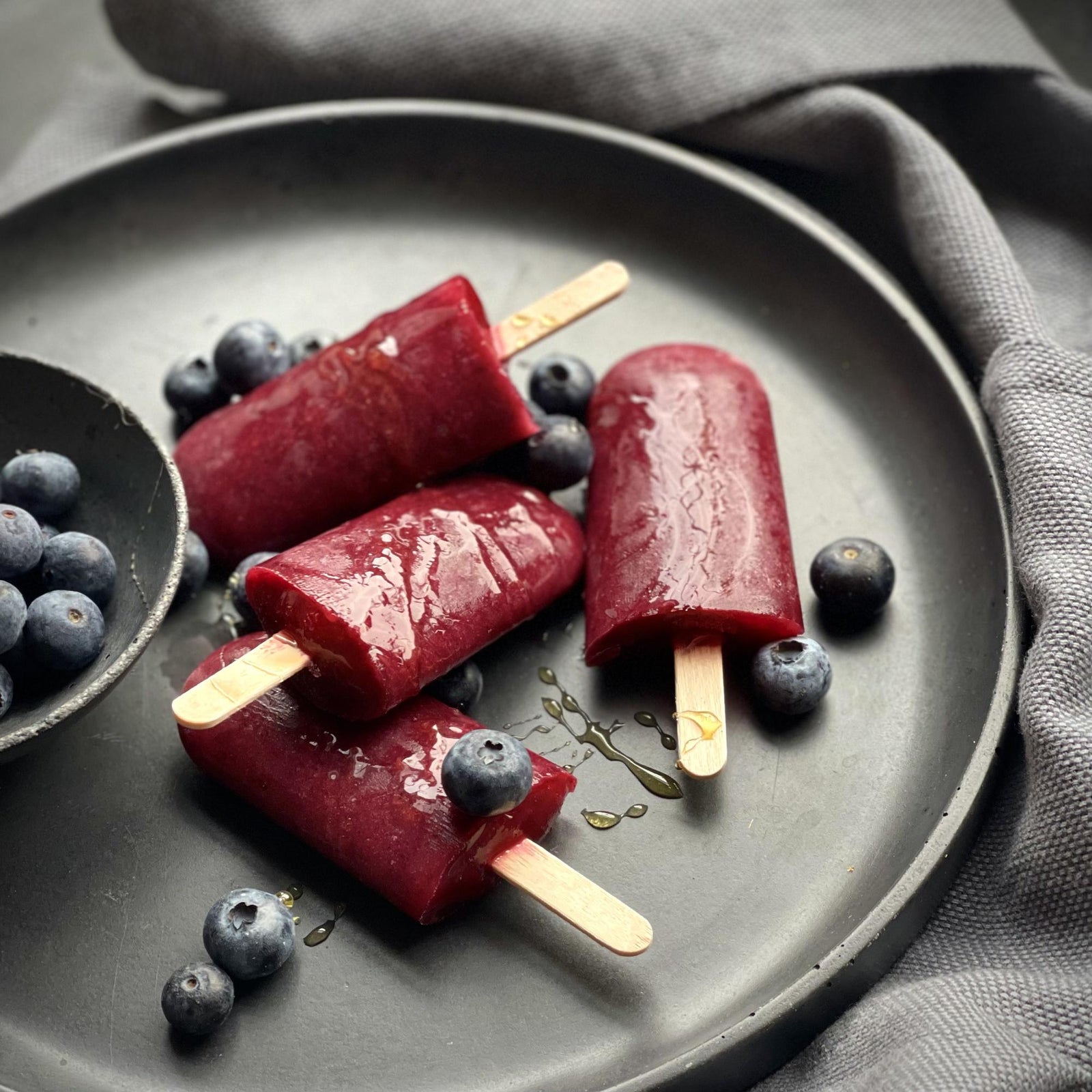 Vanille-Blaubeer-Eis am Stiel